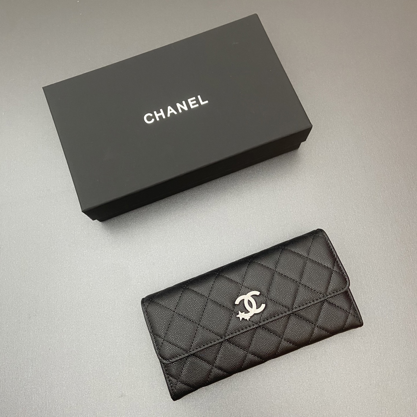 25b新款係列魚子醬牛皮搭配星星⭐logo閃亮亮blingblibg~翻蓋長夾錢包係列
細球紋銀色星星五金
12个卡槽，两个钞票隔层
两个隔层，1个拉链袋
编号:3724
尺寸:w19&times;h10&times;d3cm