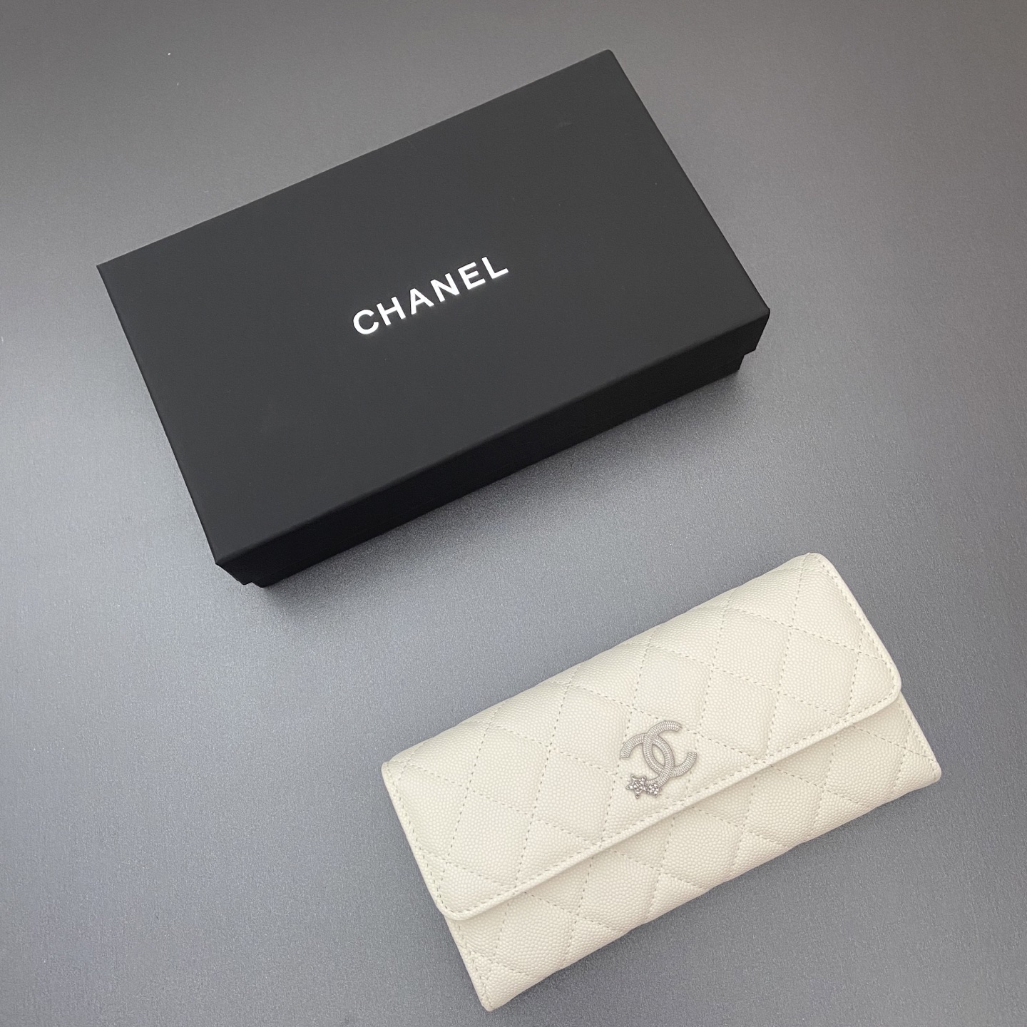 25b新款係列魚子醬牛皮搭配星星⭐logo閃亮亮blingblibg~翻蓋長夾錢包係列
細球紋銀色星星五金
12个卡槽，两个钞票隔层
两个隔层，1个拉链袋
编号:3724
尺寸:w19&times;h10&times;d3cm