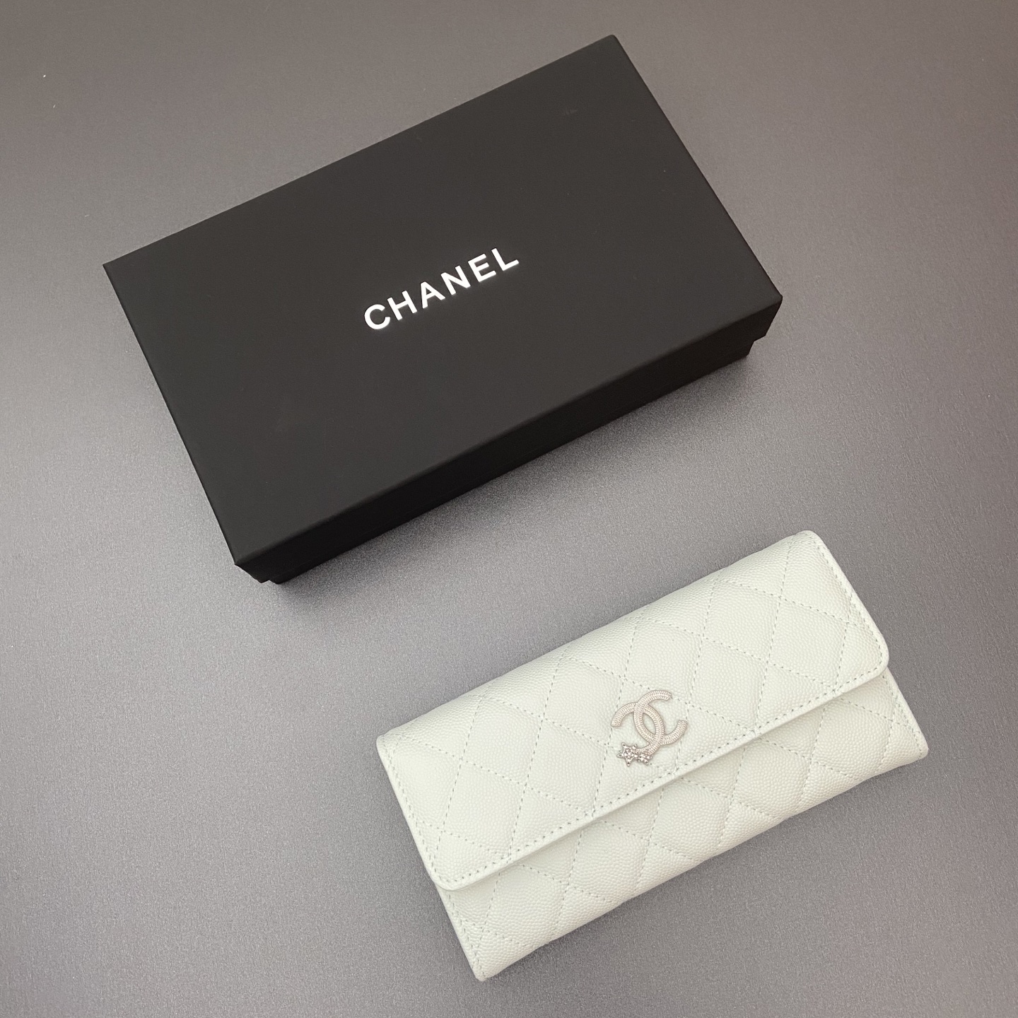 25b新款係列魚子醬牛皮搭配星星⭐logo閃亮亮blingblibg~翻蓋長夾錢包係列
細球紋銀色星星五金
12个卡槽，两个钞票隔层
两个隔层，1个拉链袋
编号:3724
尺寸:w19&times;h10&times;d3cm