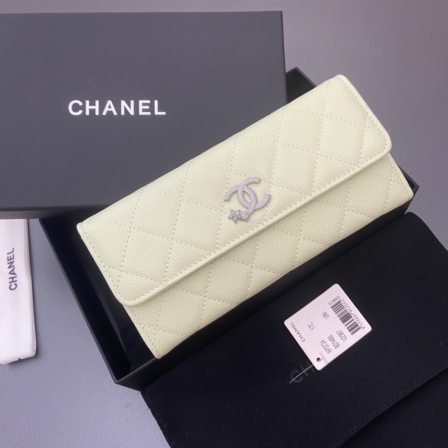 25b新款係列魚子醬牛皮搭配星星⭐logo閃亮亮blingblibg~翻蓋長夾錢包係列
細球紋銀色星星五金
12个卡槽，两个钞票隔层
两个隔层，1个拉链袋
编号:3724
尺寸:w19&times;h10&times;d3cm