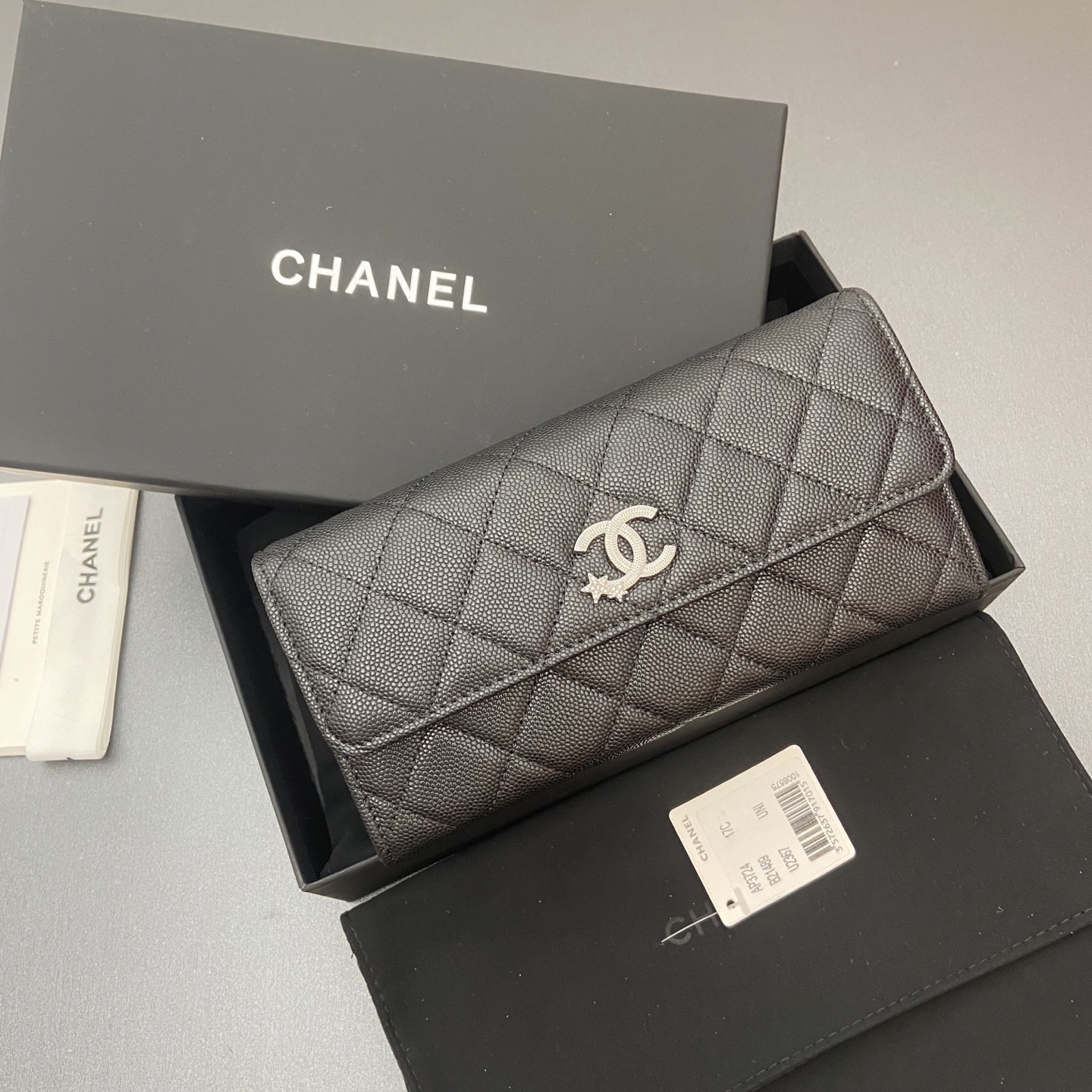 25b新款係列魚子醬牛皮搭配星星⭐logo閃亮亮blingblibg~翻蓋長夾錢包係列
細球紋銀色星星五金
12个卡槽，两个钞票隔层
两个隔层，1个拉链袋
编号:3724
尺寸:w19&times;h10&times;d3cm