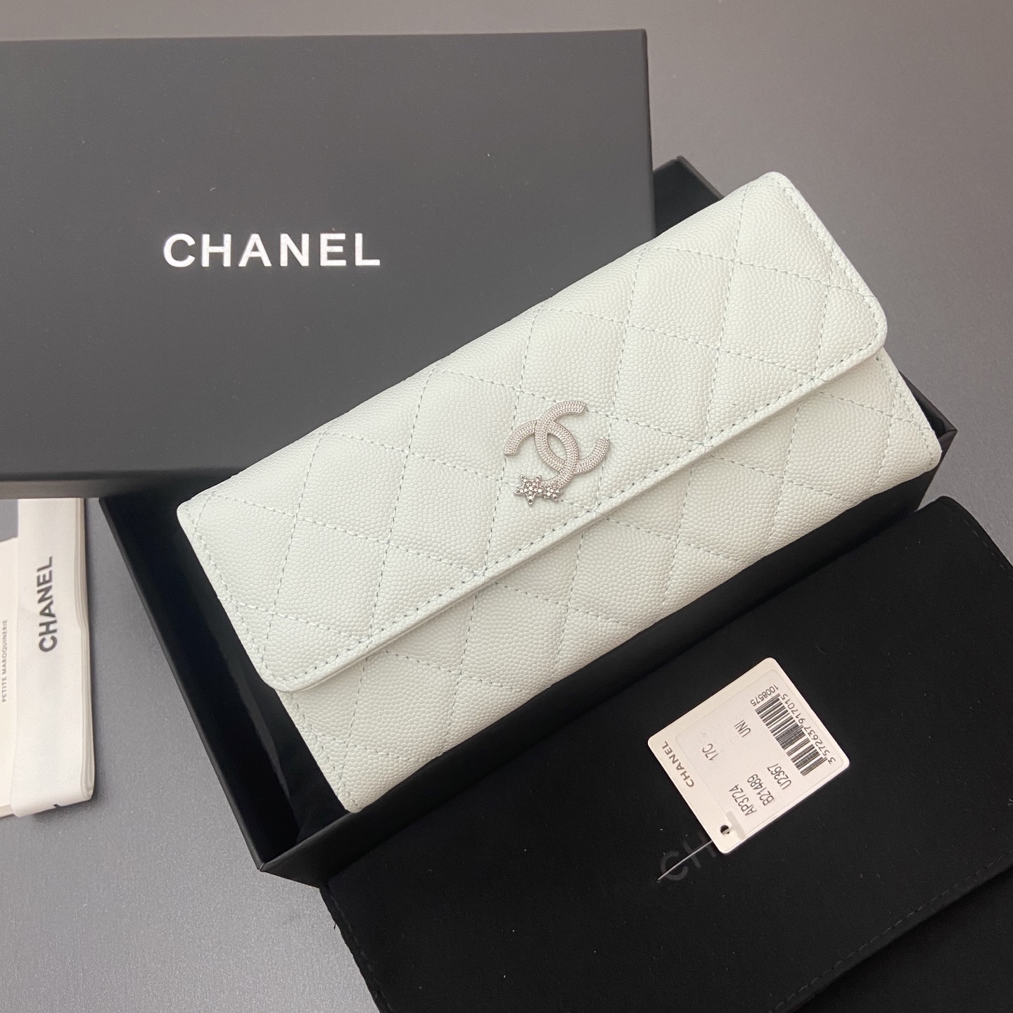 25b新款係列魚子醬牛皮搭配星星⭐logo閃亮亮blingblibg~翻蓋長夾錢包係列
細球紋銀色星星五金
12个卡槽，两个钞票隔层
两个隔层，1个拉链袋
编号:3724
尺寸:w19&times;h10&times;d3cm