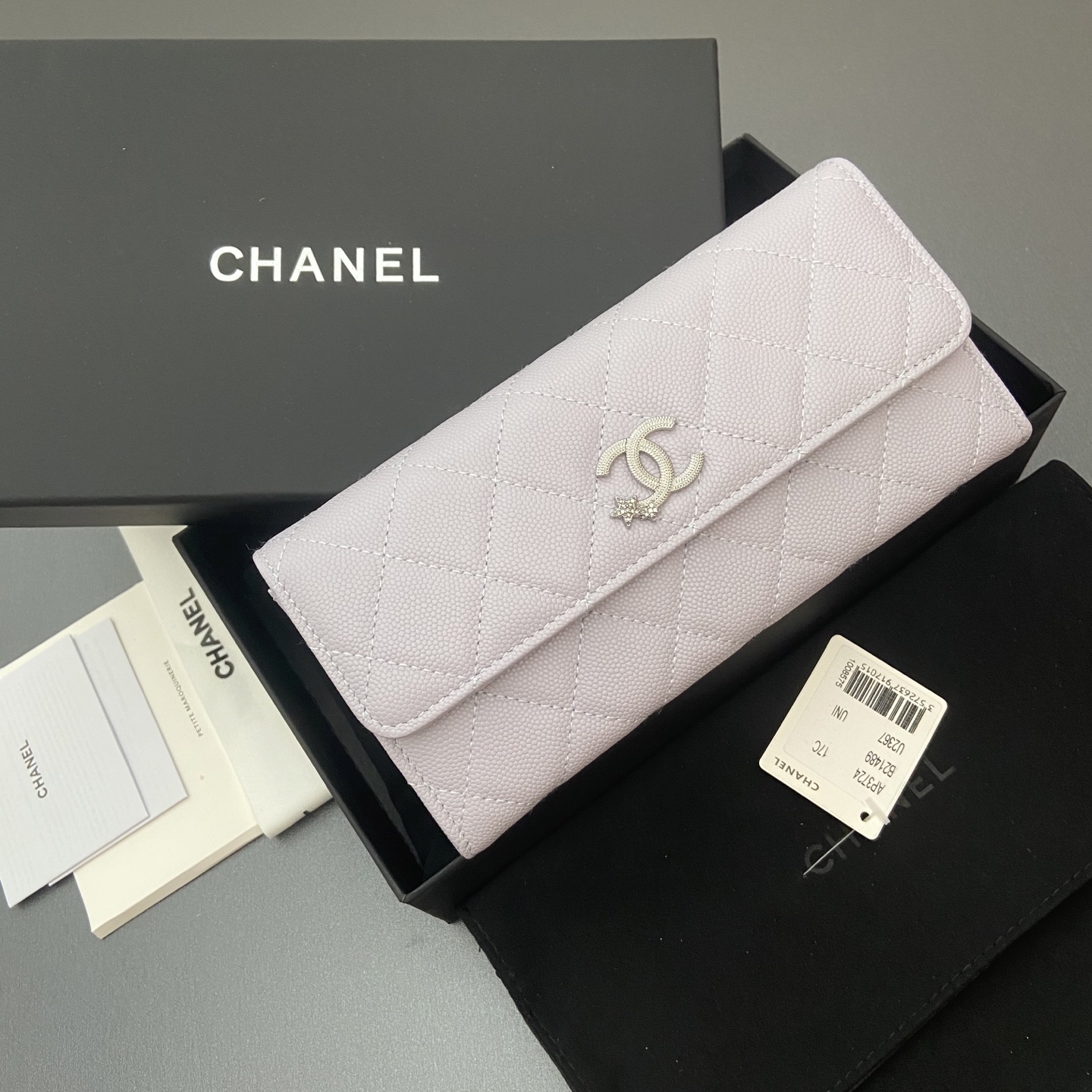 25b新款係列魚子醬牛皮搭配星星⭐logo閃亮亮blingblibg~翻蓋長夾錢包係列
細球紋銀色星星五金
12个卡槽，两个钞票隔层
两个隔层，1个拉链袋
编号:3724
尺寸:w19&times;h10&times;d3cm