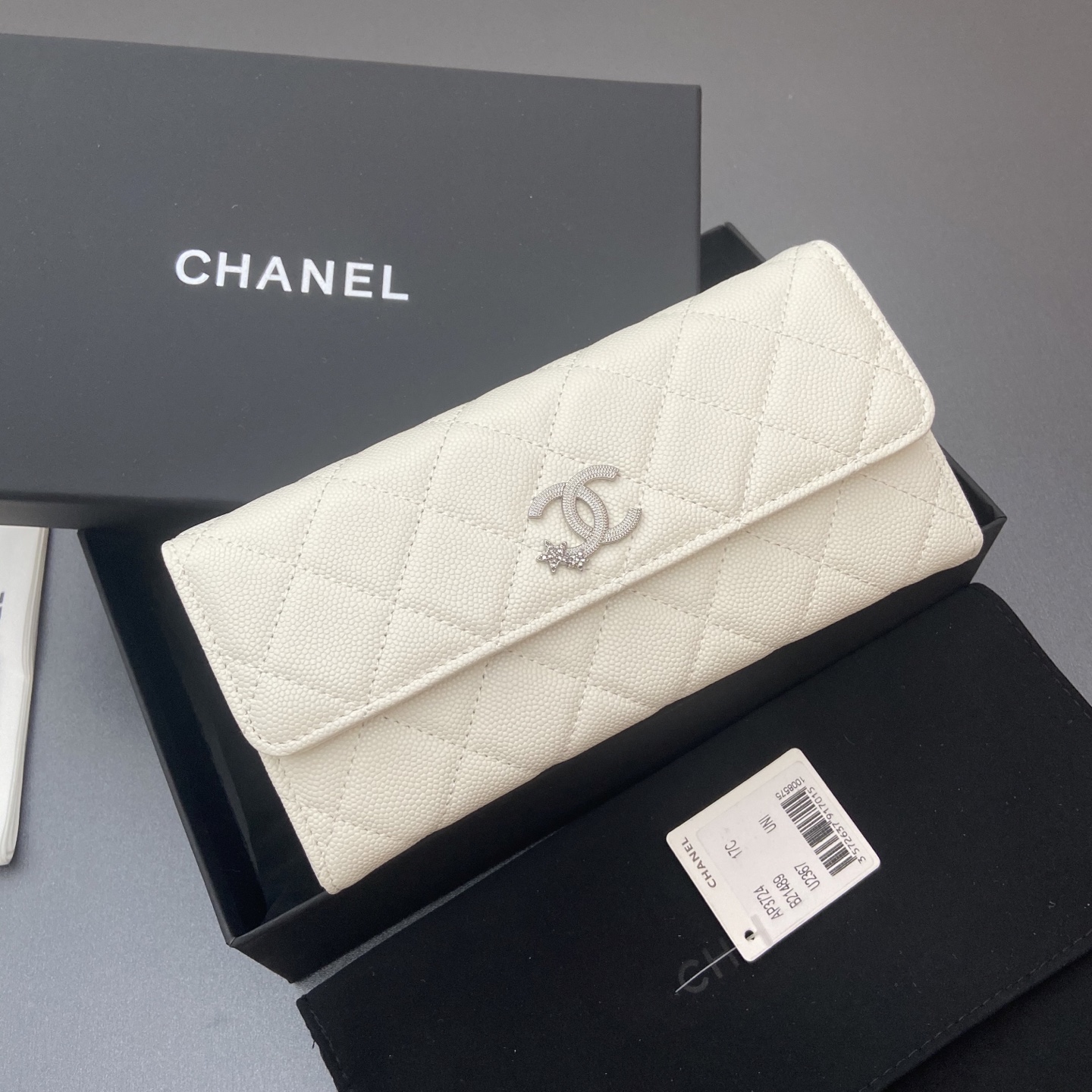 25b新款係列魚子醬牛皮搭配星星⭐logo閃亮亮blingblibg~翻蓋長夾錢包係列
細球紋銀色星星五金
12个卡槽，两个钞票隔层
两个隔层，1个拉链袋
编号:3724
尺寸:w19&times;h10&times;d3cm