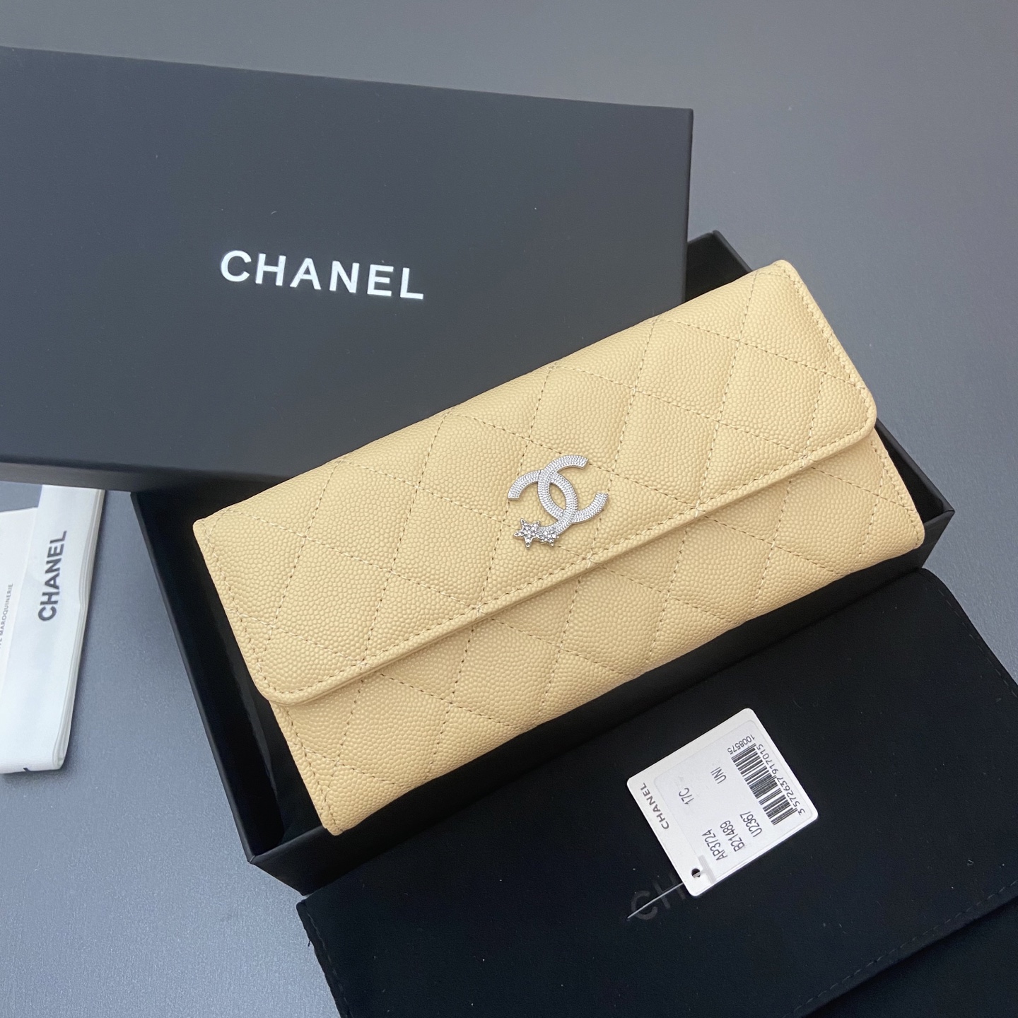 25b新款係列魚子醬牛皮搭配星星⭐logo閃亮亮blingblibg~翻蓋長夾錢包係列
細球紋銀色星星五金
12个卡槽，两个钞票隔层
两个隔层，1个拉链袋
编号:3724
尺寸:w19&times;h10&times;d3cm