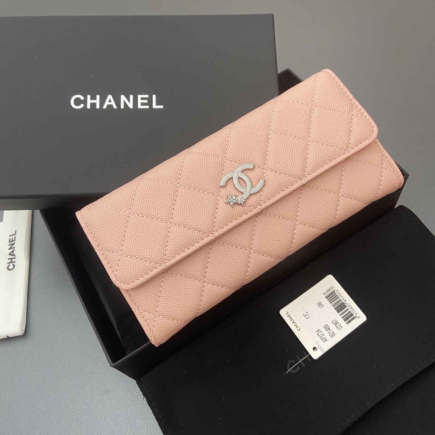 25b新款係列魚子醬牛皮搭配星星⭐logo閃亮亮blingblibg~翻蓋長夾錢包係列
細球紋銀色星星五金
12个卡槽，两个钞票隔层
两个隔层，1个拉链袋
编号:3724
尺寸:w19&times;h10&times;d3cm