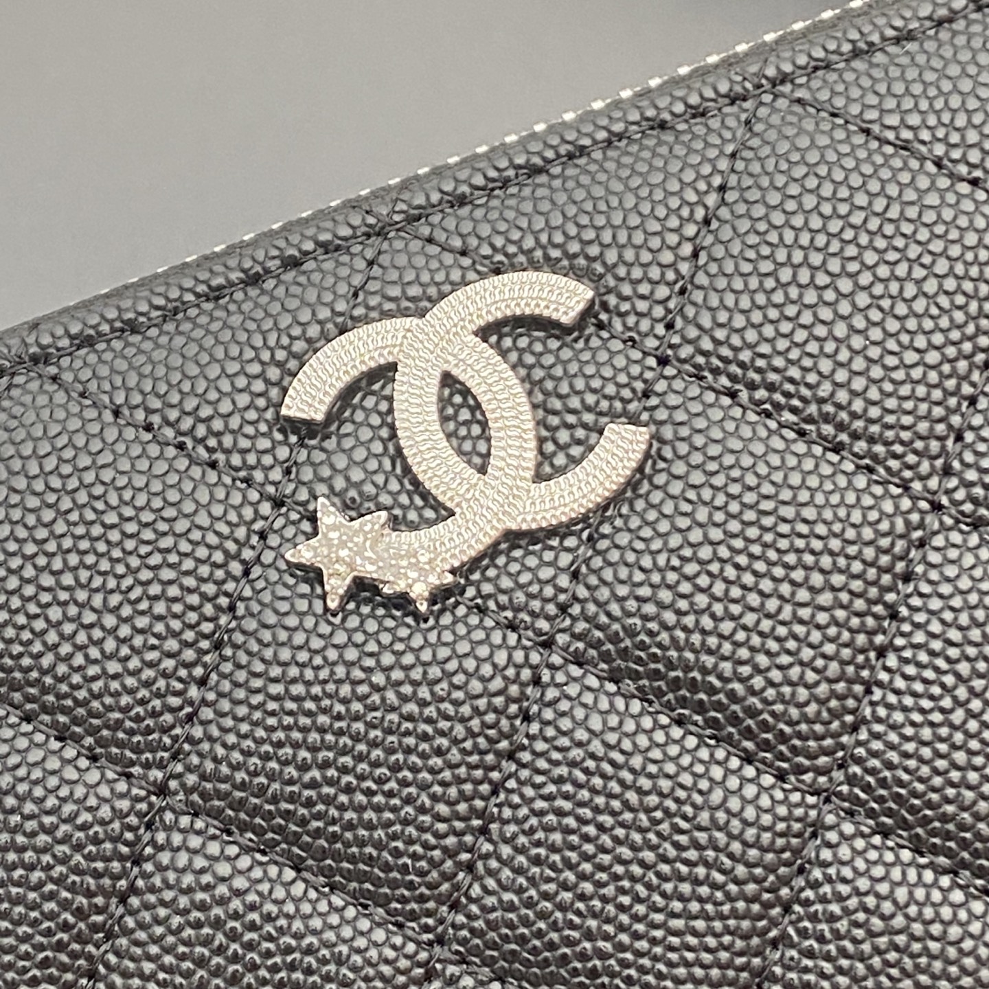 p310。25b新款係列魚子醬牛皮搭配星星⭐logo閃亮亮blingblibg~拉鏈包係列
黑色細球紋銀色星星五金
12个卡槽，两个钞票隔层
两个隔层，1个拉链袋
编号:3726
尺寸:w19&times;h10&times;d3cm