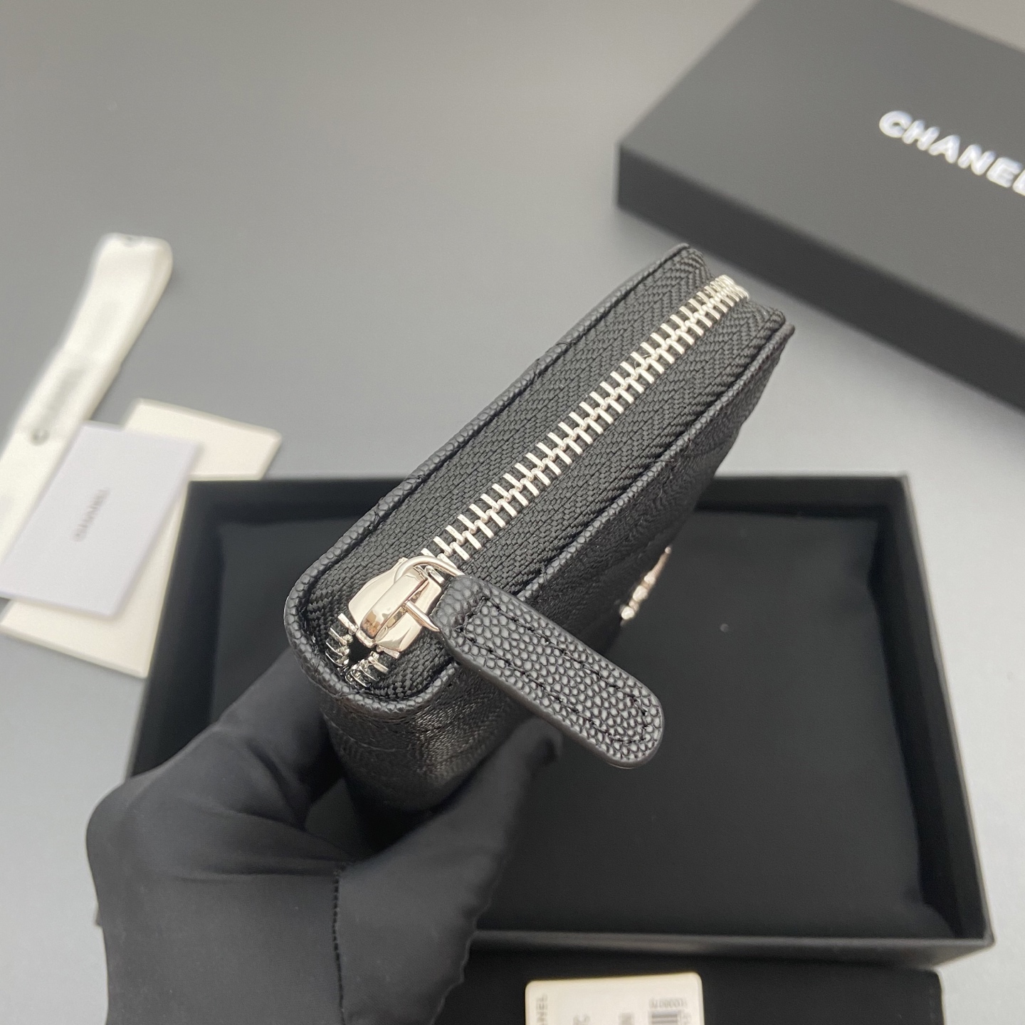 p310。25b新款係列魚子醬牛皮搭配星星⭐logo閃亮亮blingblibg~拉鏈包係列
黑色細球紋銀色星星五金
12个卡槽，两个钞票隔层
两个隔层，1个拉链袋
编号:3726
尺寸:w19&times;h10&times;d3cm