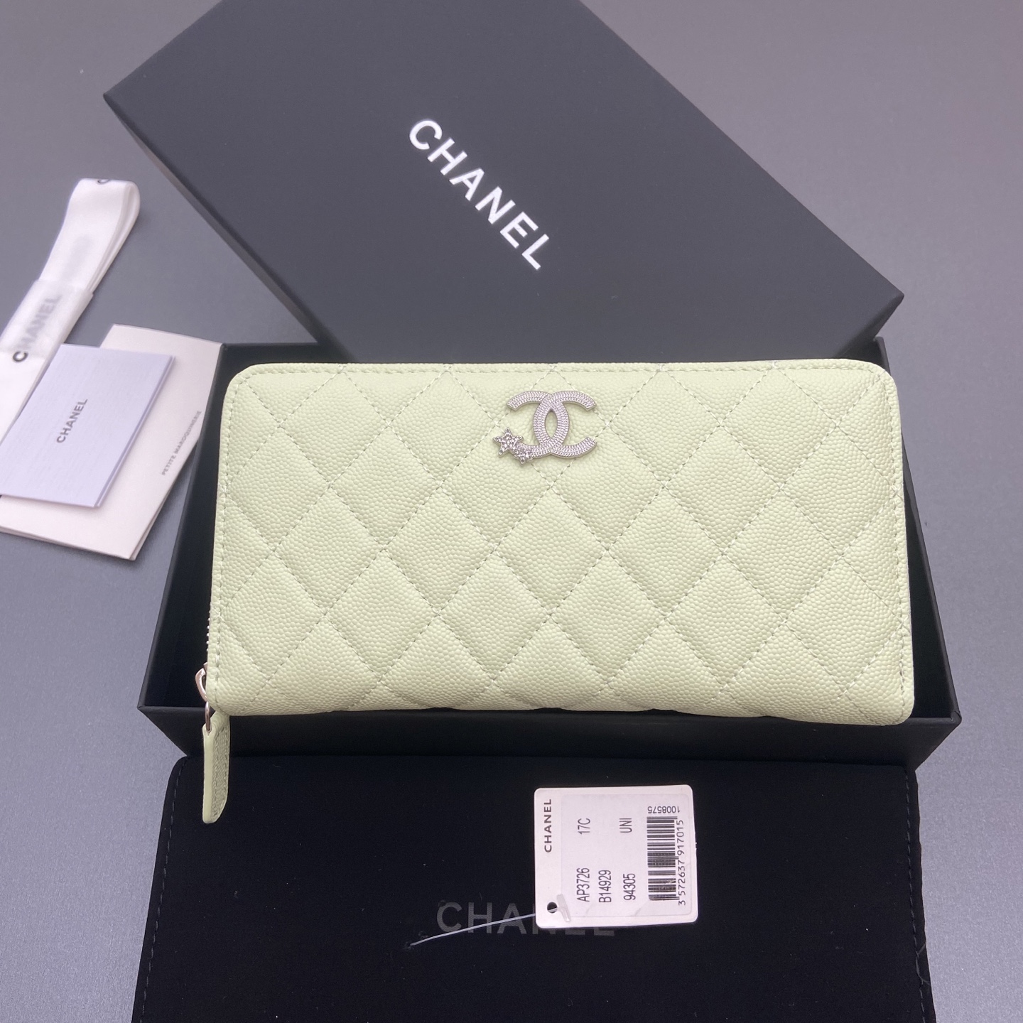 NO:701469,25b new series caviar cowhide with star logo shiny blingblibg~zipper bag series light green fine ball pattern silver star hardware 12 card slots, two banknote compartments two compartments, 1 zipper bag Price: No.: 3726 Size: w19×h10×d3cm, chanel wallet, chanel, wallets, cowhide1986090925b新款係列魚子醬牛皮搭配星星logo閃亮亮blingblibg~拉鏈包係列 淺綠色細球紋銀色星星五金 12个卡槽,两个钞票隔层 两个隔层,1个拉链袋 價格: 编号:3726 尺寸:w19×h10×d3cm,chanel钱包,chanel,wallets,cowhide,欧美剧