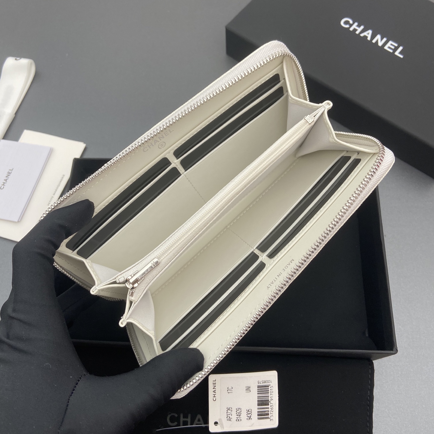 p310。25b新款係列魚子醬牛皮搭配星星⭐logo閃亮亮blingblibg~拉鏈包係列
白色細球紋銀色星星五金
12个卡槽，两个钞票隔层
两个隔层，1个拉链袋
编号:3726
尺寸:w19&times;h10&times;d3cm