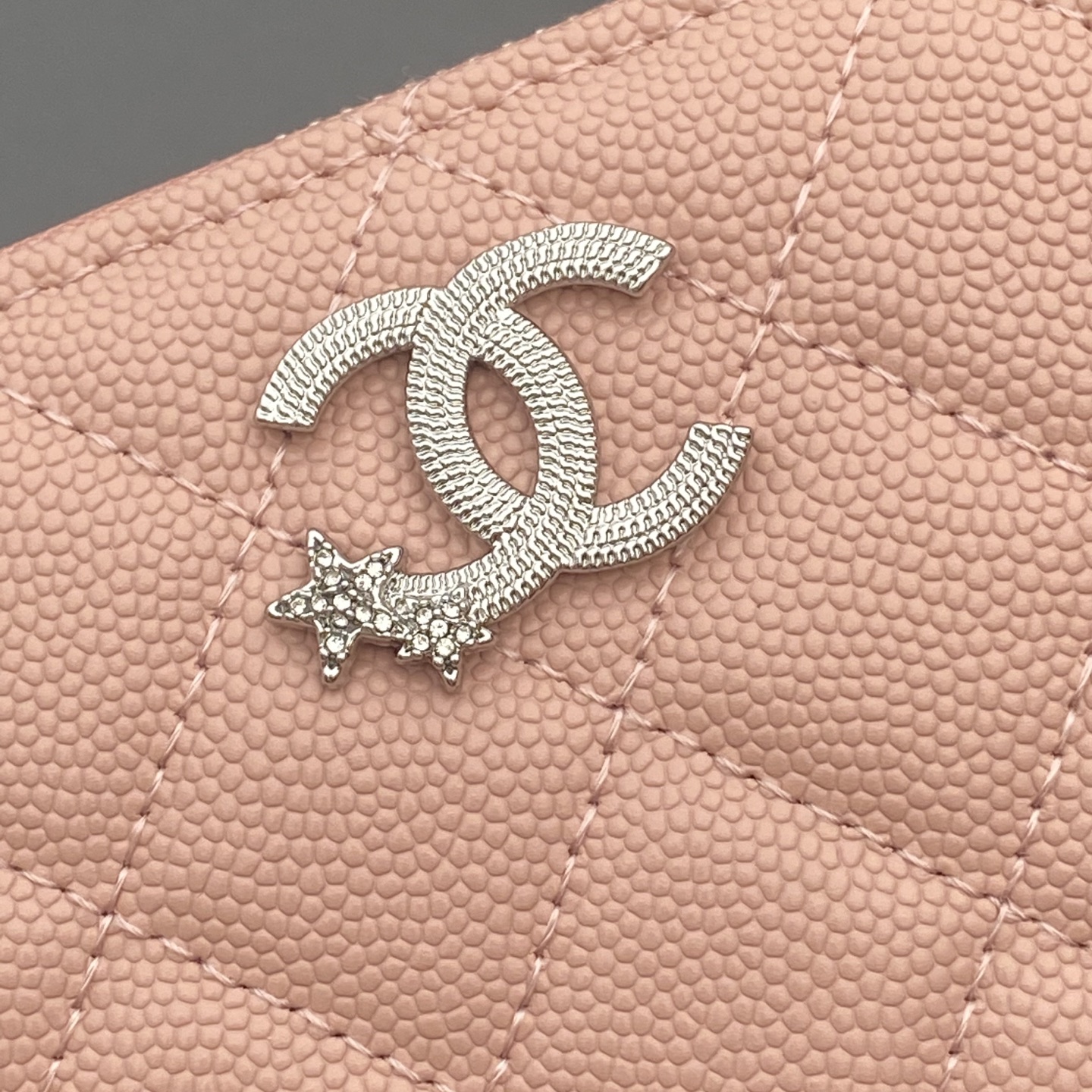 p310。25b新款係列魚子醬牛皮搭配星星⭐logo閃亮亮blingblibg~拉鏈包係列
粉色細球紋銀色星星五金
12个卡槽，两个钞票隔层
两个隔层，1个拉链袋
编号:3726
尺寸:w19&times;h10&times;d3cm