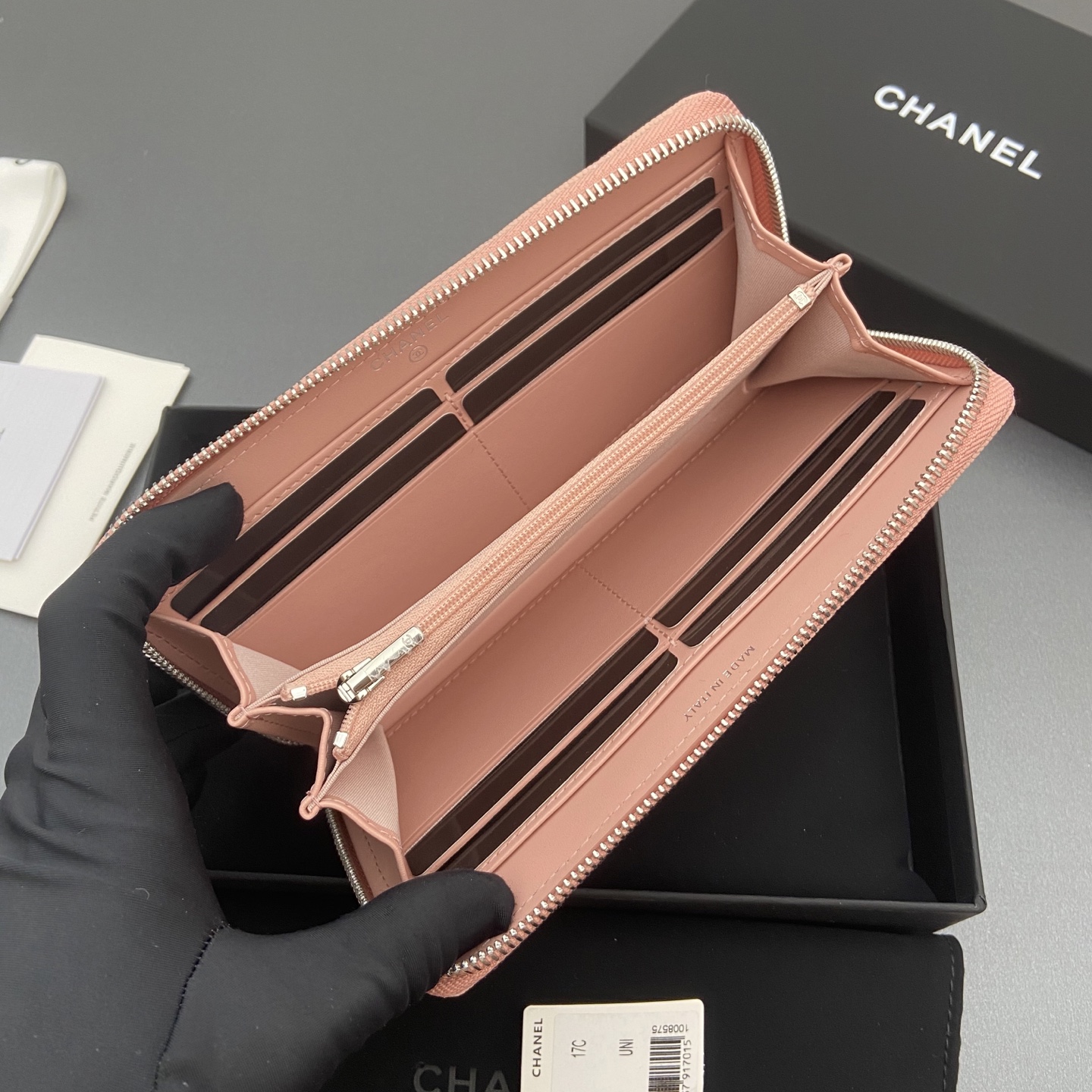 p310。25b新款係列魚子醬牛皮搭配星星⭐logo閃亮亮blingblibg~拉鏈包係列
粉色細球紋銀色星星五金
12个卡槽，两个钞票隔层
两个隔层，1个拉链袋
编号:3726
尺寸:w19&times;h10&times;d3cm