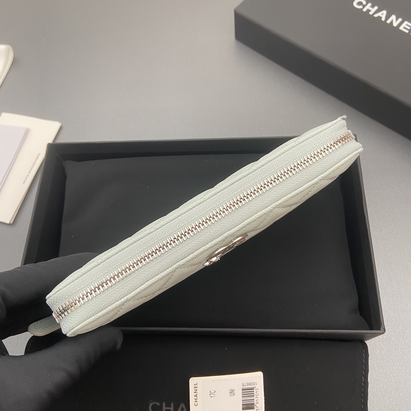 p310。25b新款係列魚子醬牛皮搭配星星⭐logo閃亮亮blingblibg~拉鏈包係列
淺藍色細球紋銀色星星五金
12个卡槽，两个钞票隔层
两个隔层，1个拉链袋
编号:3726
尺寸:w19&times;h10&times;d3cm