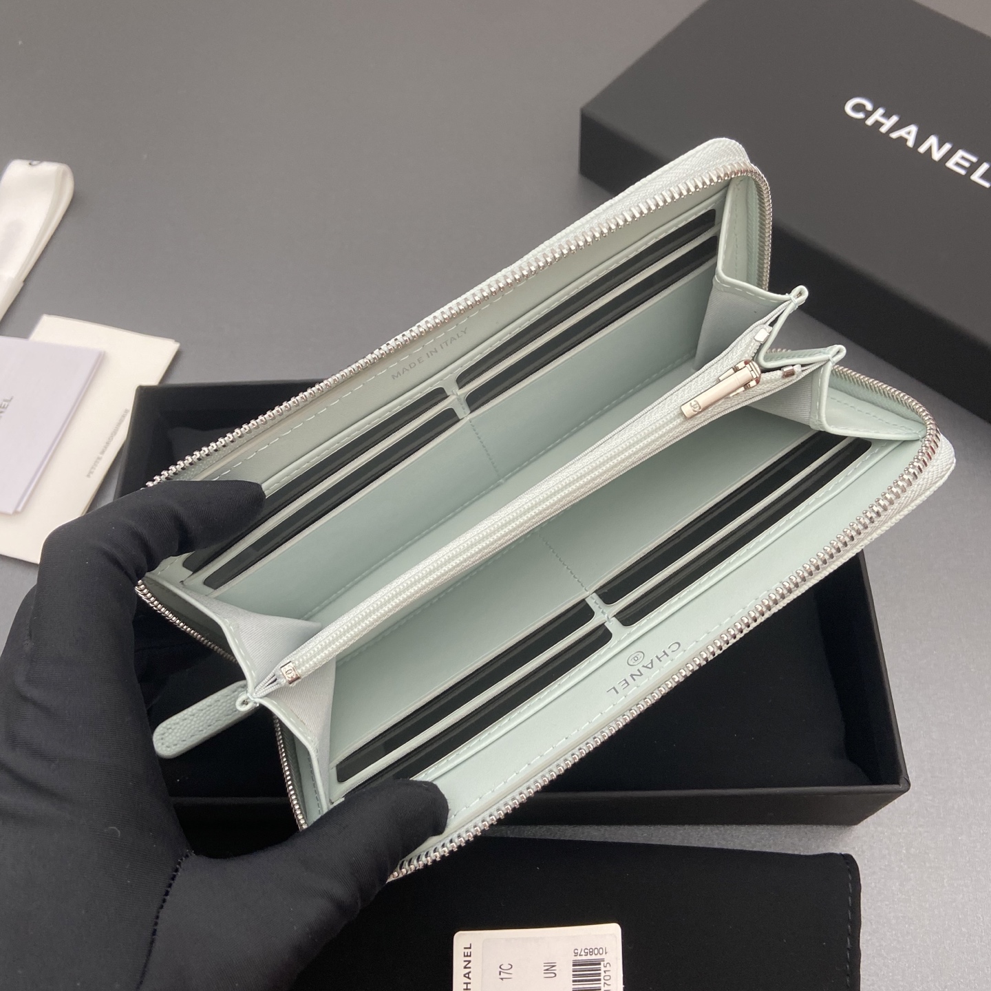 p310。25b新款係列魚子醬牛皮搭配星星⭐logo閃亮亮blingblibg~拉鏈包係列
淺藍色細球紋銀色星星五金
12个卡槽，两个钞票隔层
两个隔层，1个拉链袋
编号:3726
尺寸:w19&times;h10&times;d3cm