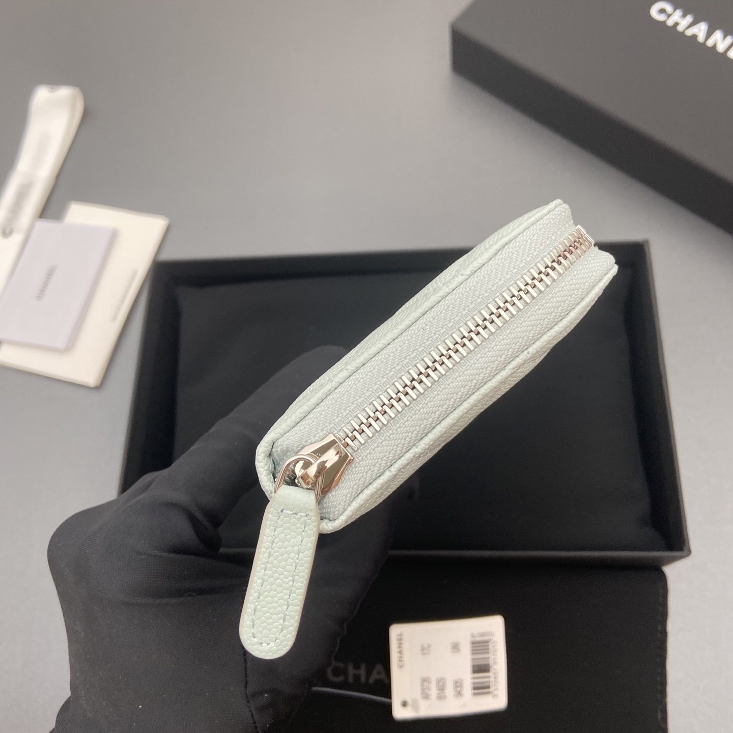 p310。25b新款係列魚子醬牛皮搭配星星⭐logo閃亮亮blingblibg~拉鏈包係列
淺藍色細球紋銀色星星五金
12个卡槽，两个钞票隔层
两个隔层，1个拉链袋
编号:3726
尺寸:w19&times;h10&times;d3cm