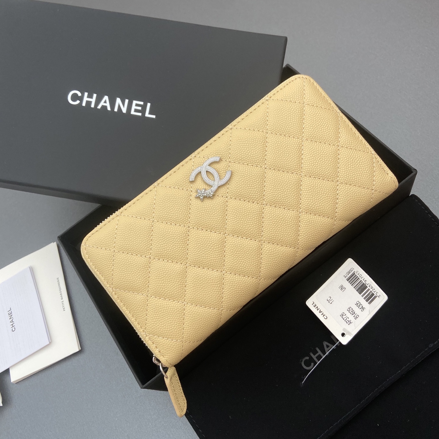 25b新款係列魚子醬牛皮搭配星星⭐logo閃亮亮blingblibg~拉鏈包係列
細球紋銀色星星五金
12个卡槽，两个钞票隔层
两个隔层，1个拉链袋
编号:3726
尺寸:w19&times;h10&times;d3cm