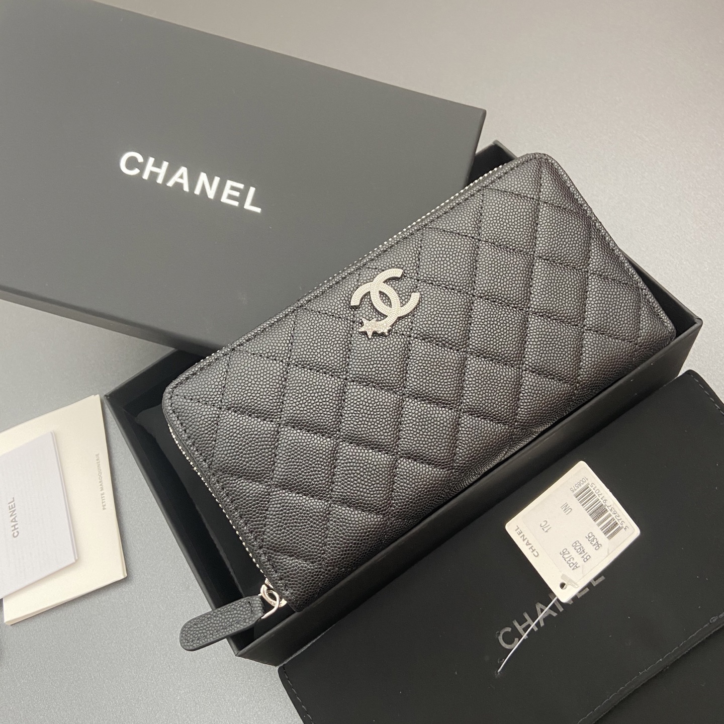 25b新款係列魚子醬牛皮搭配星星⭐logo閃亮亮blingblibg~拉鏈包係列
細球紋銀色星星五金
12个卡槽，两个钞票隔层
两个隔层，1个拉链袋
编号:3726
尺寸:w19&times;h10&times;d3cm