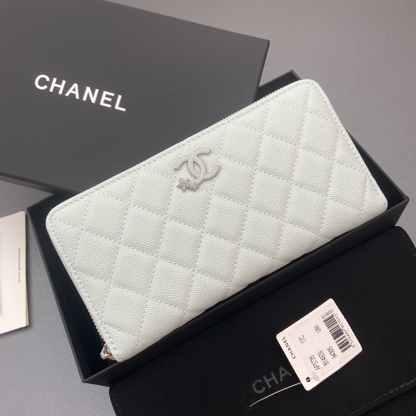 25b新款係列魚子醬牛皮搭配星星⭐logo閃亮亮blingblibg~拉鏈包係列
細球紋銀色星星五金
12个卡槽，两个钞票隔层
两个隔层，1个拉链袋
编号:3726
尺寸:w19&times;h10&times;d3cm