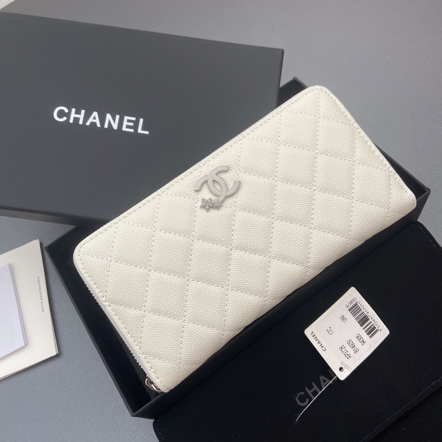 25b新款係列魚子醬牛皮搭配星星⭐logo閃亮亮blingblibg~拉鏈包係列
細球紋銀色星星五金
12个卡槽，两个钞票隔层
两个隔层，1个拉链袋
编号:3726
尺寸:w19&times;h10&times;d3cm