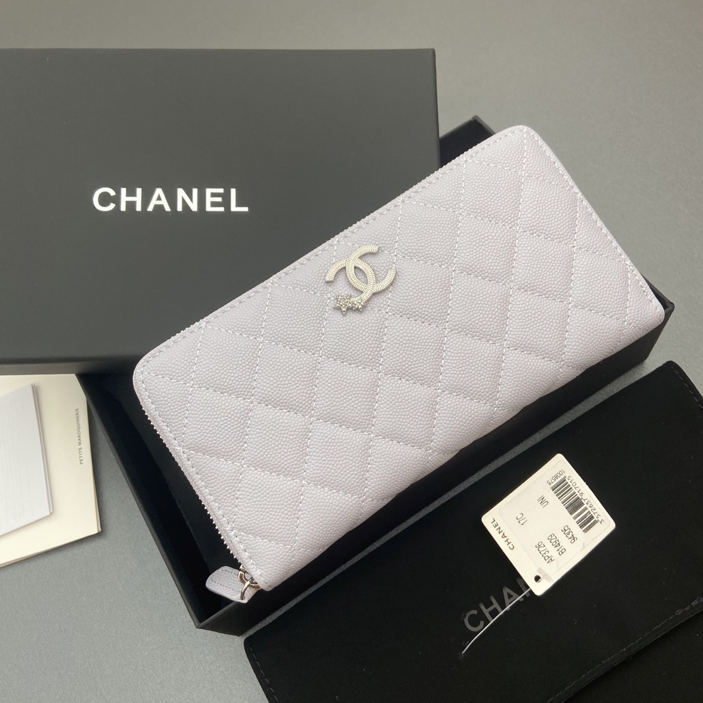 25b新款係列魚子醬牛皮搭配星星⭐logo閃亮亮blingblibg~拉鏈包係列
細球紋銀色星星五金
12个卡槽，两个钞票隔层
两个隔层，1个拉链袋
编号:3726
尺寸:w19&times;h10&times;d3cm