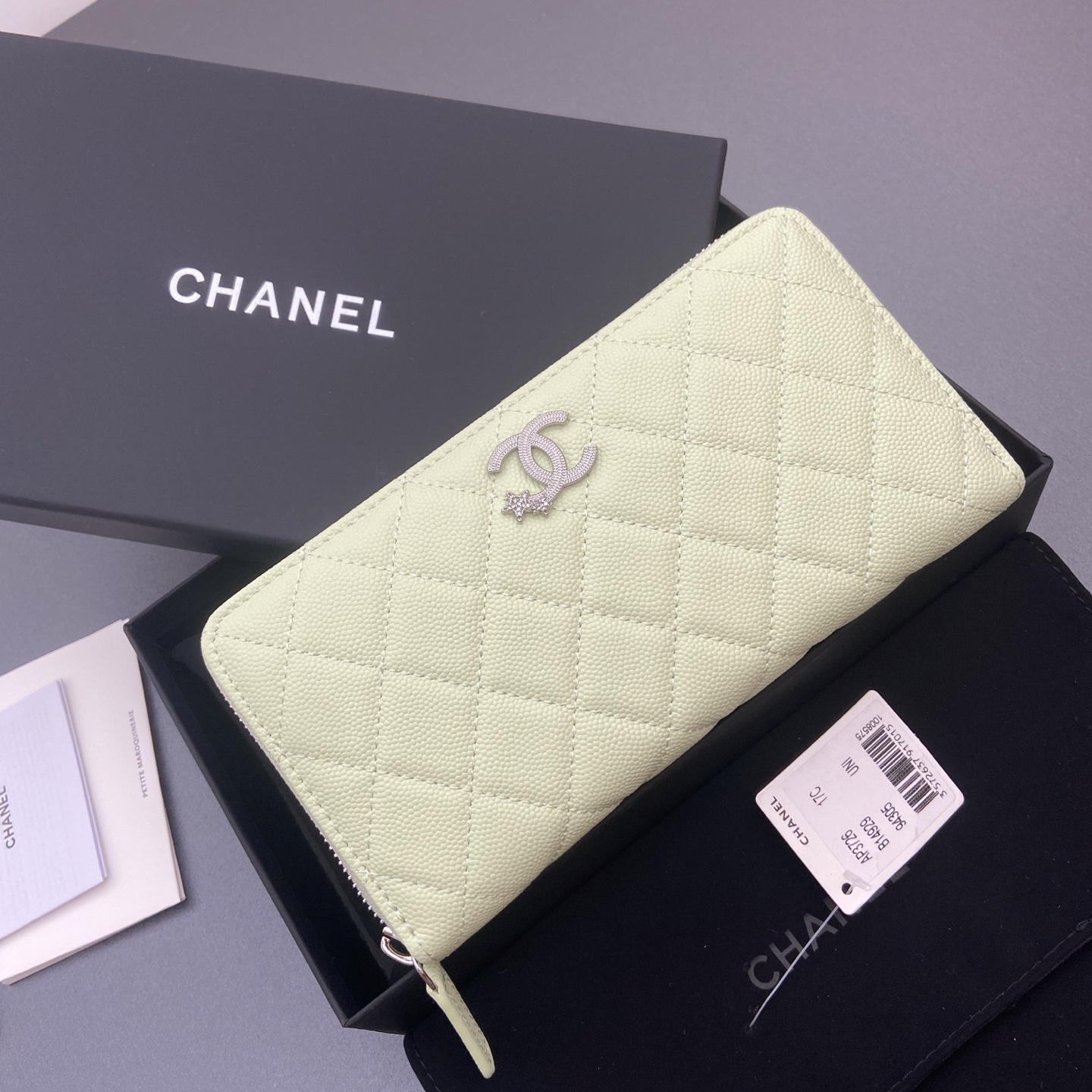 25b新款係列魚子醬牛皮搭配星星⭐logo閃亮亮blingblibg~拉鏈包係列
細球紋銀色星星五金
12个卡槽，两个钞票隔层
两个隔层，1个拉链袋
编号:3726
尺寸:w19&times;h10&times;d3cm