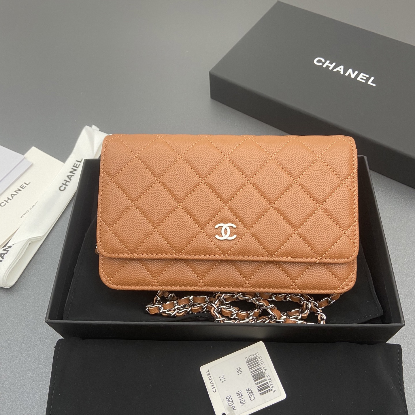 NO:713798,Xiaoxiang imported Italian caviar cowhide Item number: A Price: Size: w20×h13×d3.5cm Color: caramel fine ball pattern silver steel mark, chanel wallet, chanel, wallets, cowhide19860909小香进口意大利鱼子酱牛皮 货号:A 价格: 尺寸:w20×h13×d3.5cm 颜色:焦糖細球紋銀色鋼唛,chanel钱包,chanel,wallets,cowhide,欧美剧