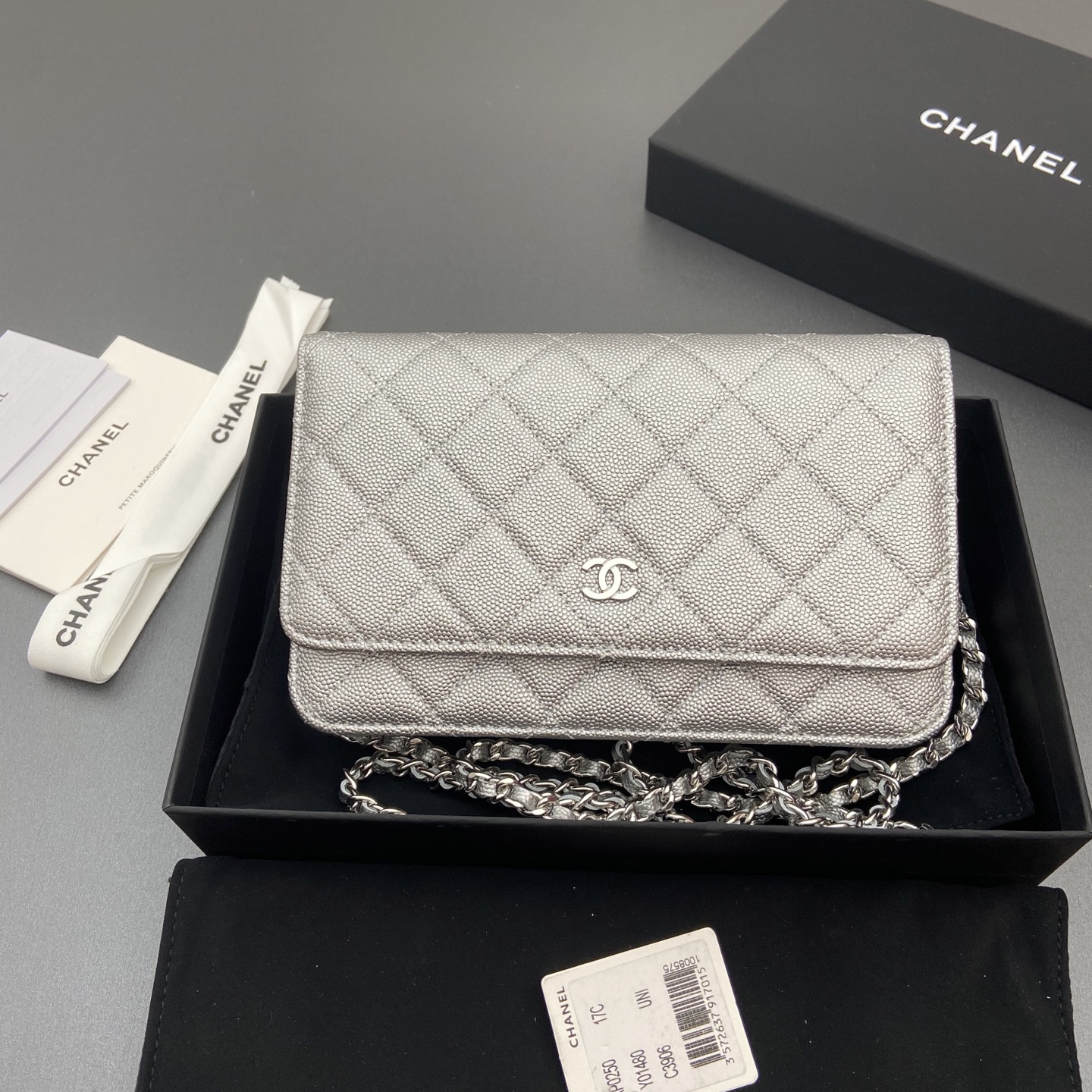 NO:713804,Xiaoxiang imported Italian caviar cowhide Item number: A Price: Size: w20×h13×d3.5cm Color: silver fine ball pattern silver steel mark, chanel wallet, chanel, wallets, cowhide19860909小香进口意大利鱼子酱牛皮 货号:A 价格: 尺寸:w20×h13×d3.5cm 颜色:銀色細球紋銀色鋼唛,chanel钱包,chanel,wallets,cowhide,欧美剧