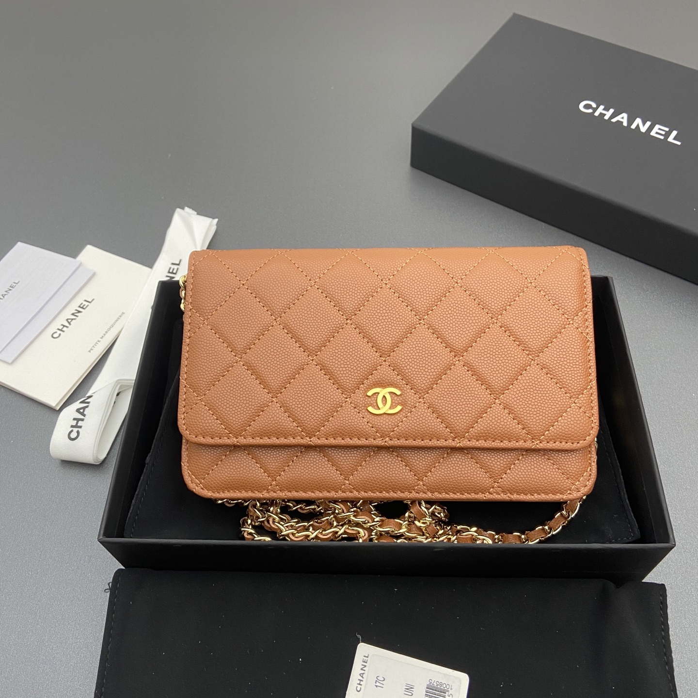 NO:713816,Xiaoxiang imported Italian caviar cowhide Item number: A Price: Size: w20×h13×d3.5cm Color: caramel fine ball pattern golden steel mark, chanel wallet, chanel, wallets, cowhide19860909小香进口意大利鱼子酱牛皮 货号:A 价格: 尺寸:w20×h13×d3.5cm 颜色:焦糖細球紋金色鋼唛,chanel钱包,chanel,wallets,cowhide,欧美剧