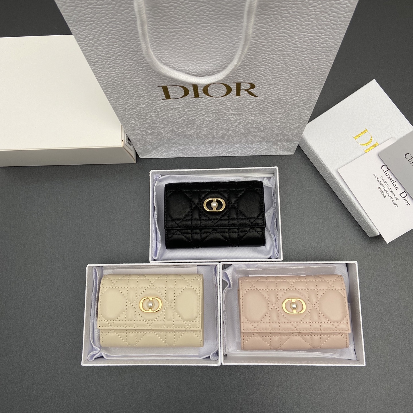 NO:701547,[Jolie Glycine Wallet Series] Carefully made of soft sheep leather and other materials, decorated with cannage pattern topstitching, and embellished with the brand logo on the front. Elegant and refined, it has 2 card slots, 1 zipper compartment, and 1 spacious internal compartment. Suitable for various occasions. Model S3102 Size w11×h7.5×3cm, Dior~wallet, dior, wallets, sheepskin19860909【Jolie Glycine钱包系列】 采用柔软羊皮革等材料精心制作,饰以藤格纹缉面线,正面点缀品牌标志.高雅精致,设有2个卡糟,1个拉链隔层,1个宽敞的内部隔层.适合各种场合. 型号S3102 尺寸w11×h7.5×3cm,Dior~钱包,dior,wallets,sheepskin,欧美剧