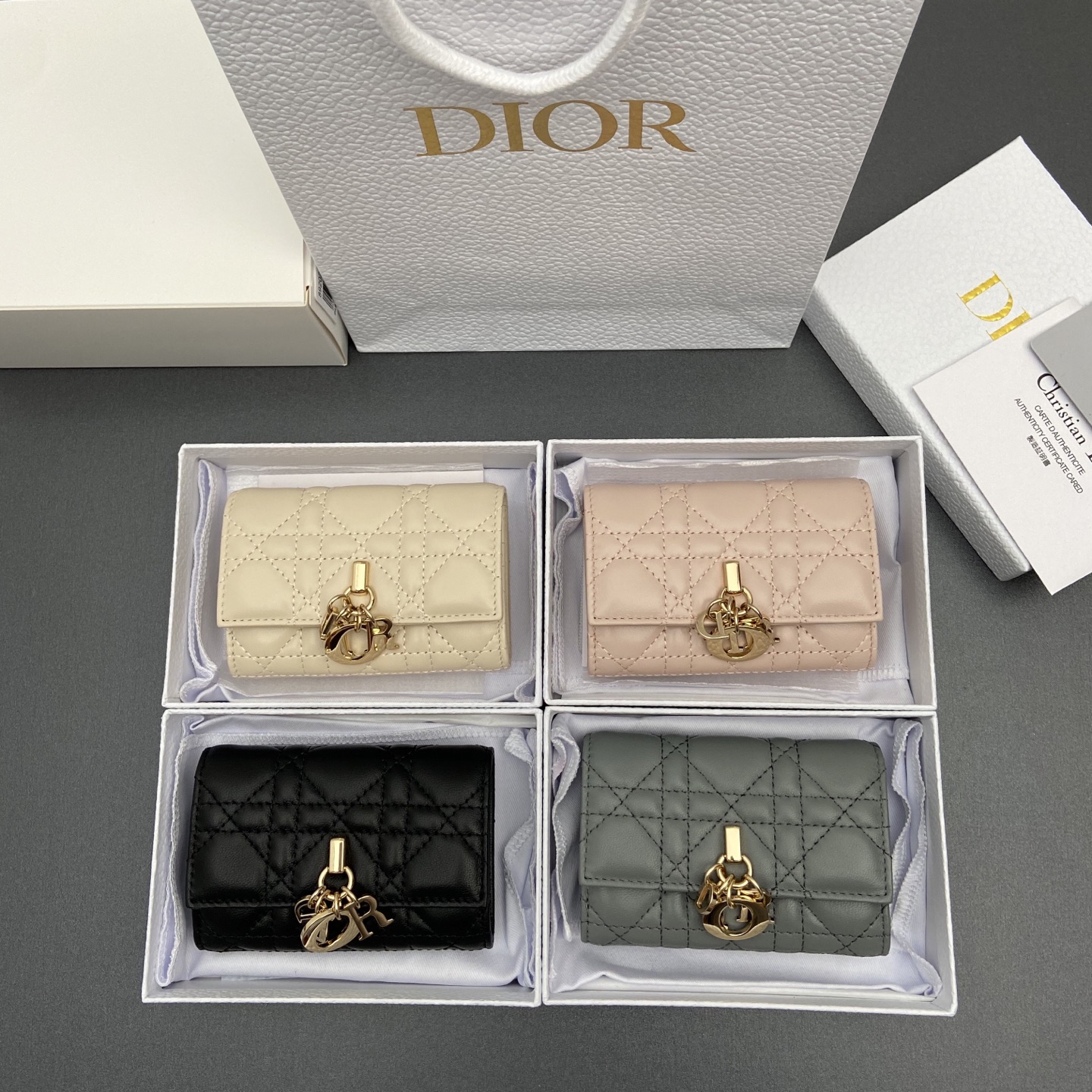 NO:701538,[Jolie Glycine wallet series is carefully made of soft sheep leather and other materials, decorated with cannage pattern topstitching, and embellished with the brand logo on the front. Elegant and refined, it has 2 card slots, 1 zipper compartment, and 1 spacious internal compartment. Suitable for various occasions. Model S0966 size w11×h7.5×3cm, Dior~wallet, dior, wallets, sheepskin19860909【Jolie Glycine钱包系列 采用柔软羊皮革等材料精心制作,饰以藤格纹缉面线,正面点缀品牌标志.高雅精致,设有2个卡糟,1个拉链隔层,1个宽敞的内部隔层.适合各种场合. 型号S0966  尺寸w11×h7.5×3cm,Dior~钱包,dior,wallets,sheepskin,欧美剧