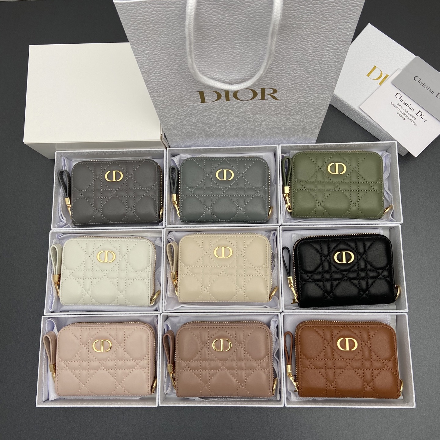 NO:701536,[Jolie Glycine small zipper bag series] is carefully made of soft sheep leather and other materials, decorated with cannage pattern topstitching, and embellished with the brand logo on the front. Small zipper bag, fashionable and exquisite, equipped with 4 card slots, 3 compartments. 1 hardware ring, can hold keys and other accessories, suitable for various occasions. Model S5034 size w11.5×h8.9×d2.5cm, Dior wallet, dior, wallets, sheepskin19860909【Jolie Glycine小拉链包系列】 采用柔软羊皮革等材料精心制作,饰以藤格纹缉面线,正面点缀品牌标志.小号拉链包,时尚精致,设有4个卡糟,3个隔层.1个五金环,可扣钥匙等饰品,适合各种场合. 型号S5034 尺寸w11.5×h8.9×d2.5cm,Dior钱包,dior,wallets,sheepskin,欧美剧