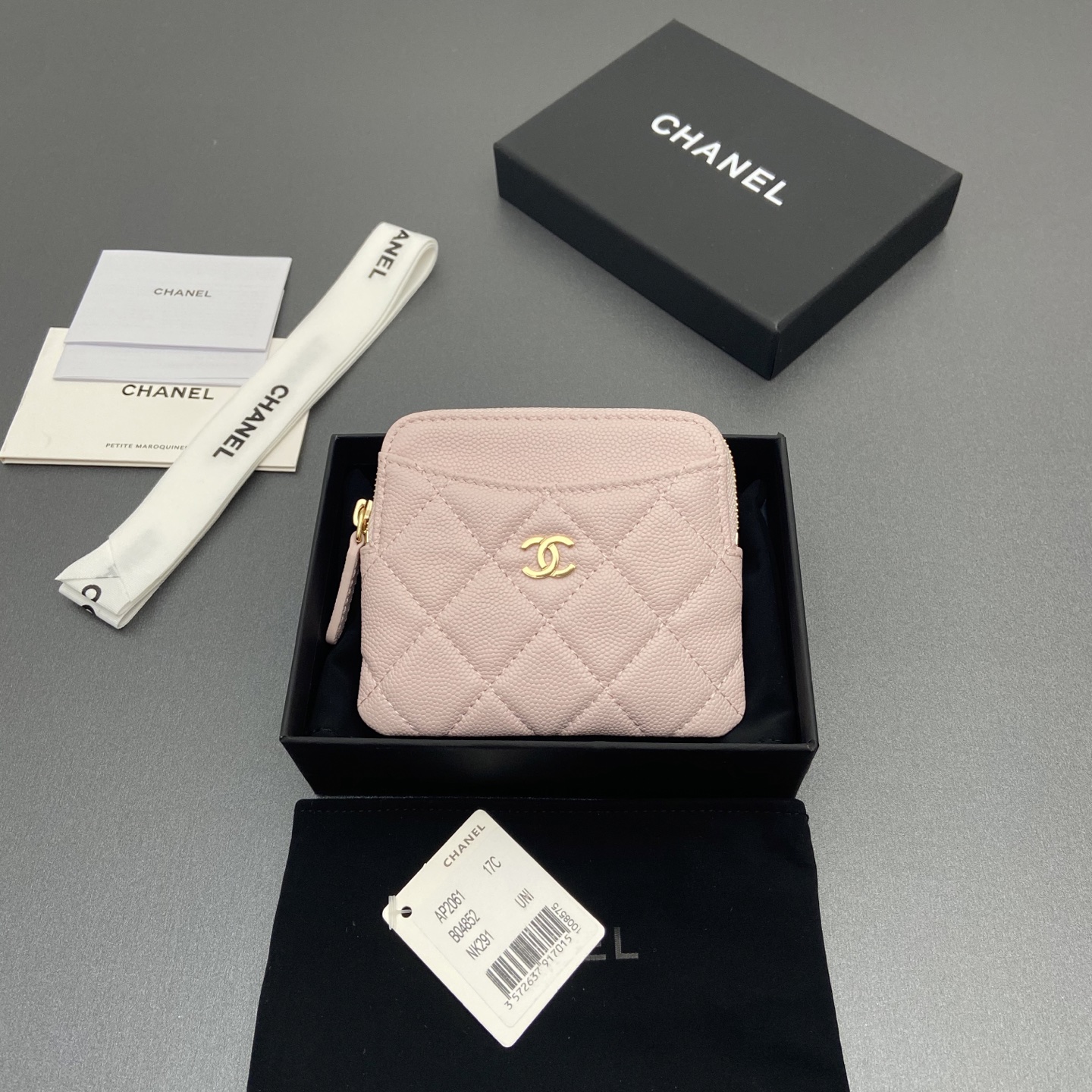 NO:701529,[Special grade hardware original leather] Xiaoxiang small zipper bag card holder series Quilted card holder/wallet with iconic metal logo Gold tone metal hardware, special Italian imported leather 5 card slots, 1 small zipper bag No.: 2061 Light pink fine ball light gold hardware Size: w11.5×h10×d2cm, chanel wallet, chanel, wallets19860909【特级五金原厂皮】 小香小拉链包卡包系列 絎縫卡包/錢包配以標志性金屬標志 金色調金屬五金,专用意大利进口皮 5個卡糟,1个小拉链袋 编号:2061淺粉细球淺金五金 尺寸:w11.5×h10×d2cm,chanel钱包,chanel,wallets,欧美剧