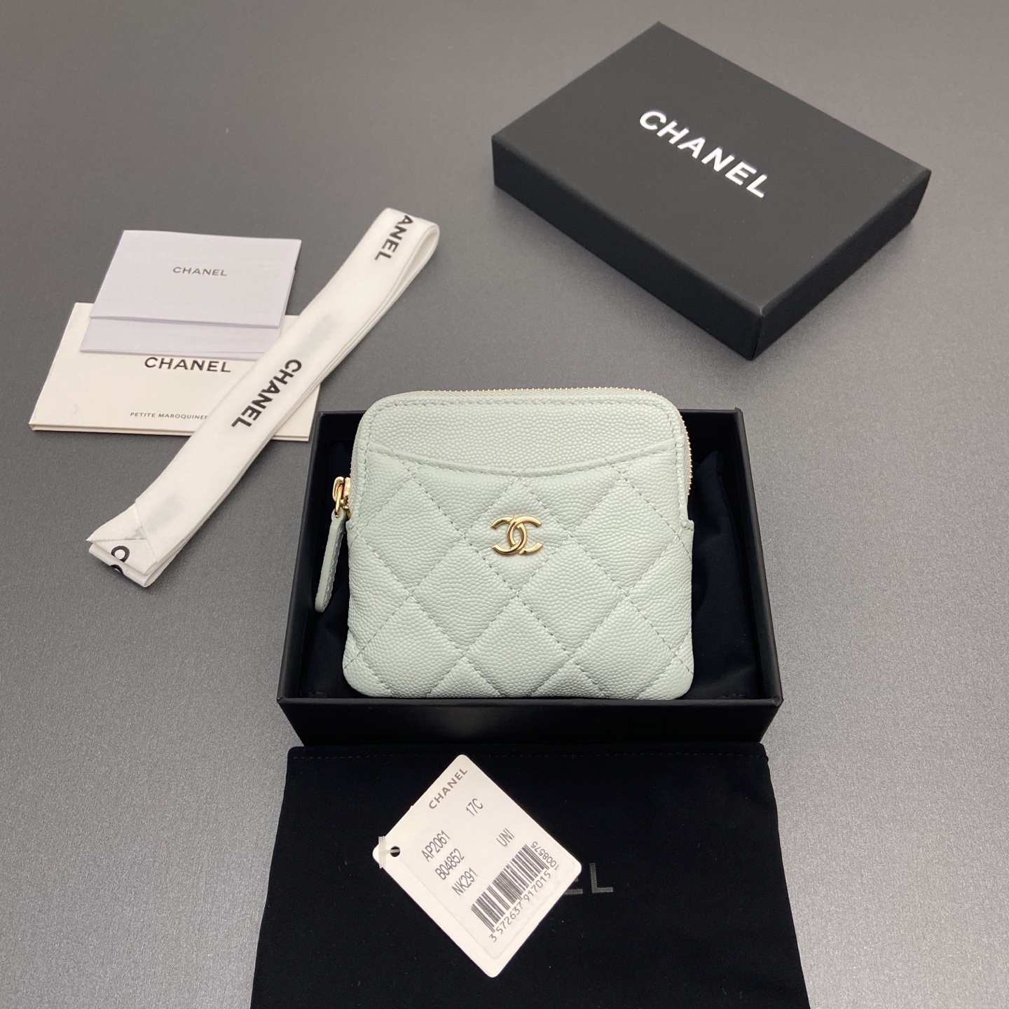 NO:701531,[Special grade hardware original leather] Xiaoxiang small zipper bag card holder series Quilted card holder/wallet with iconic metal logo Gold tone metal hardware, special Italian imported leather 5 card slots, 1 small zipper bag No.: 2061 Light blue thin ball light gold hardware Size: w11.5×h10×d2cm, chanel wallet, chanel, wallets19860909【特级五金原厂皮】 小香小拉链包卡包系列 絎縫卡包/錢包配以標志性金屬標志 金色調金屬五金,专用意大利进口皮 5個卡糟,1个小拉链袋 编号:2061淺藍细球淺金五金 尺寸:w11.5×h10×d2cm,chanel钱包,chanel,wallets,欧美剧