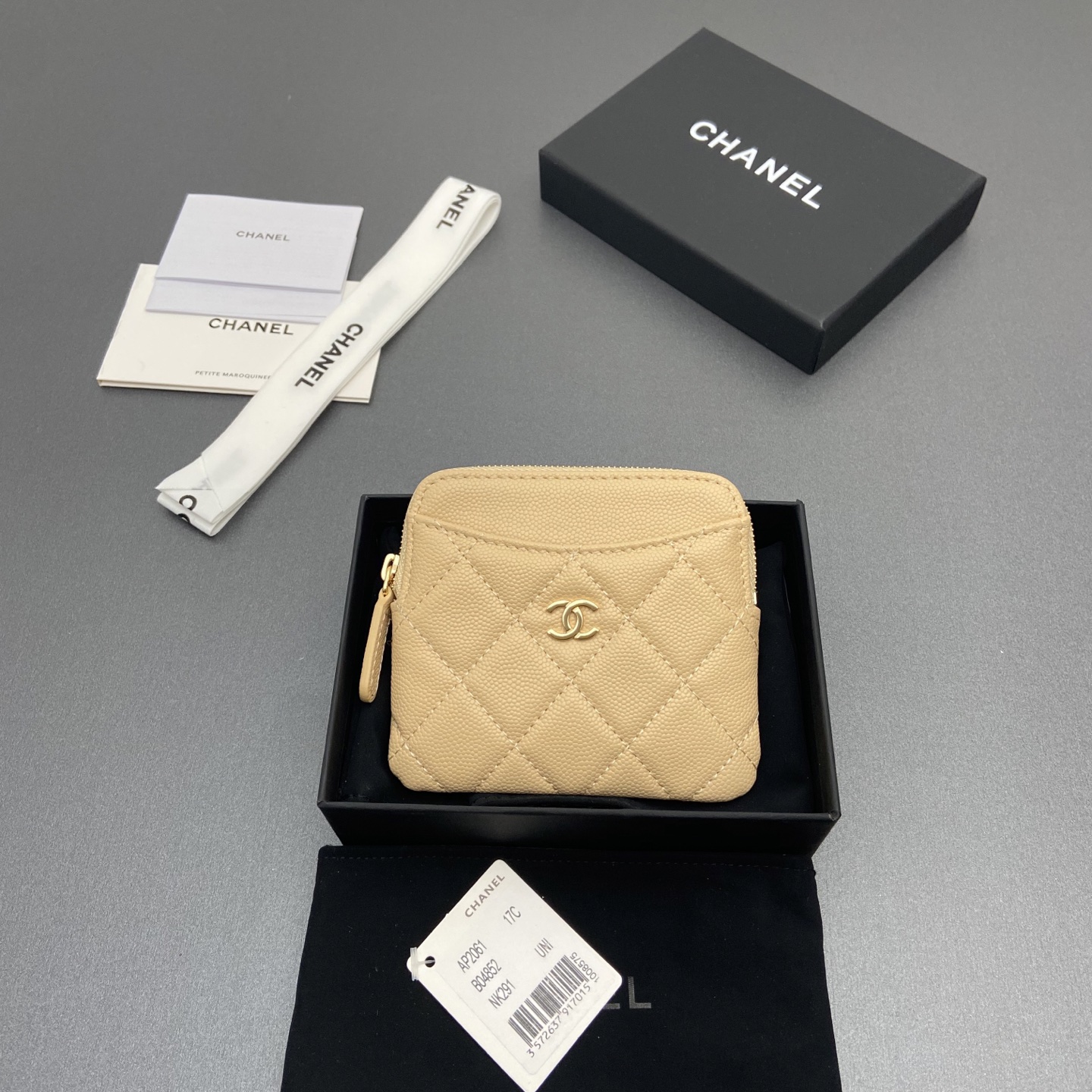 NO:701527,[Special grade hardware original leather] Xiaoxiang small zipper bag card holder series Quilted card holder/wallet with iconic metal logo Gold tone metal hardware, special Italian imported leather 5 card slots, 1 small zipper bag No.: 2061 Apricot thin ball light gold hardware Size: w11.5×h10×d2cm, chanel wallet, chanel, wallets19860909【特级五金原厂皮】 小香小拉链包卡包系列 絎縫卡包/錢包配以標志性金屬標志 金色調金屬五金,专用意大利进口皮 5個卡糟,1个小拉链袋 编号:2061杏色细球淺金五金 尺寸:w11.5×h10×d2cm,chanel钱包,chanel,wallets,欧美剧