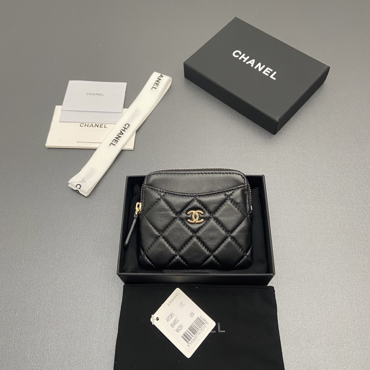 NO:701543,[Special grade hardware original leather] Xiaoxiang small zipper bag card holder series Quilted card holder/wallet with iconic metal logo Gold tone metal hardware, special Italian imported leather 5 card slots, 1 small zipper bag No.: 2061 black sheepskin light gold hardware Size: w11.5×h10×d2cm, chanel wallet, chanel, wallets, sheepskin19860909【特级五金原厂皮】 小香小拉链包卡包系列 絎縫卡包/錢包配以標志性金屬標志 金色調金屬五金,专用意大利进口皮 5個卡糟,1个小拉链袋 编号:2061黑色羊皮淺金色五金 尺寸:w11.5×h10×d2cm,chanel钱包,chanel,wallets,sheepskin,欧美剧