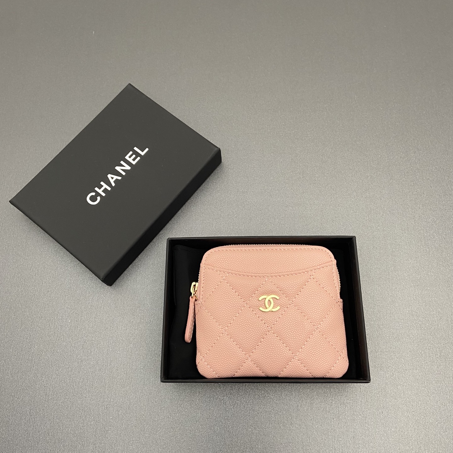 NO:701551,[Special grade hardware original leather] Xiaoxiang small zipper bag card holder series Quilted card holder/wallet with iconic metal logo Gold tone metal hardware, special Italian imported leather 5 card slots, 1 small zipper bag No.: 2061 Size: w11.5×h10×d2cm, chanel wallet, chanel, wallets19860909【特级五金原厂皮】 小香小拉链包卡包系列 絎縫卡包/錢包配以標志性金屬標志 金色調金屬五金,专用意大利进口皮 5個卡糟,1个小拉链袋 编号:2061 尺寸:w11.5×h10×d2cm,chanel钱包,chanel,wallets,欧美剧