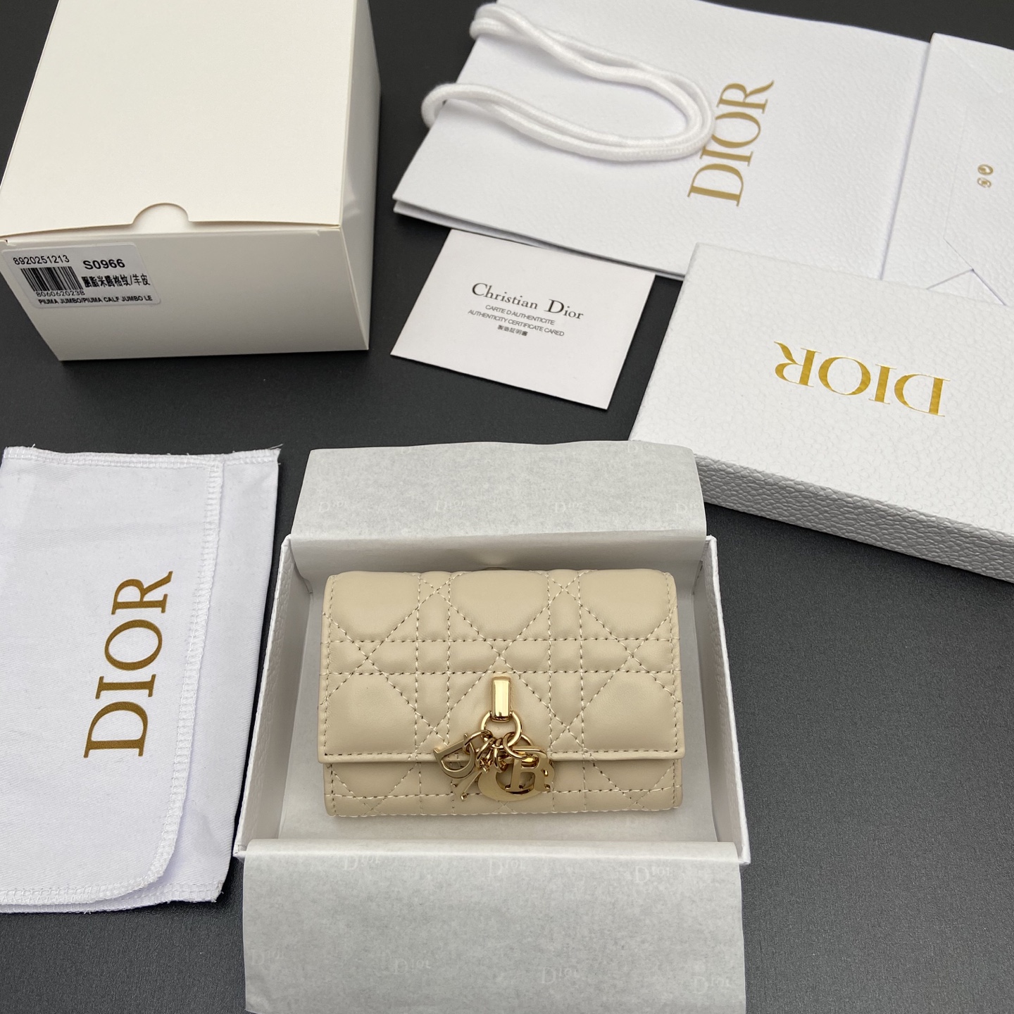 NO:659164,[Jolie Glycine Wallet Series] Carefully made of soft sheep leather and other materials, decorated with cannage pattern topstitching, and embellished with the brand logo on the front. Elegant and refined, equipped with 2 card slots, 1 zipper compartment, and 1 spacious internal compartment. Suitable for various occasions. Model S0966 Rouge Mitenge Size w11×h7.5×3cm, wallet/handbag, wallets, sheepskin19860909【Jolie Glycine钱包系列】 采用柔软羊皮革等材料精心制作,饰以藤格纹缉面线,正面点缀品牌标志.高雅精致,设有2个卡糟,1个拉链隔层,1个宽敞的内部隔层.适合各种场合. 型号S0966 胭脂米騰格 尺寸w11×h7.5×3cm,钱夹/手包,wallets,sheepskin,Bag