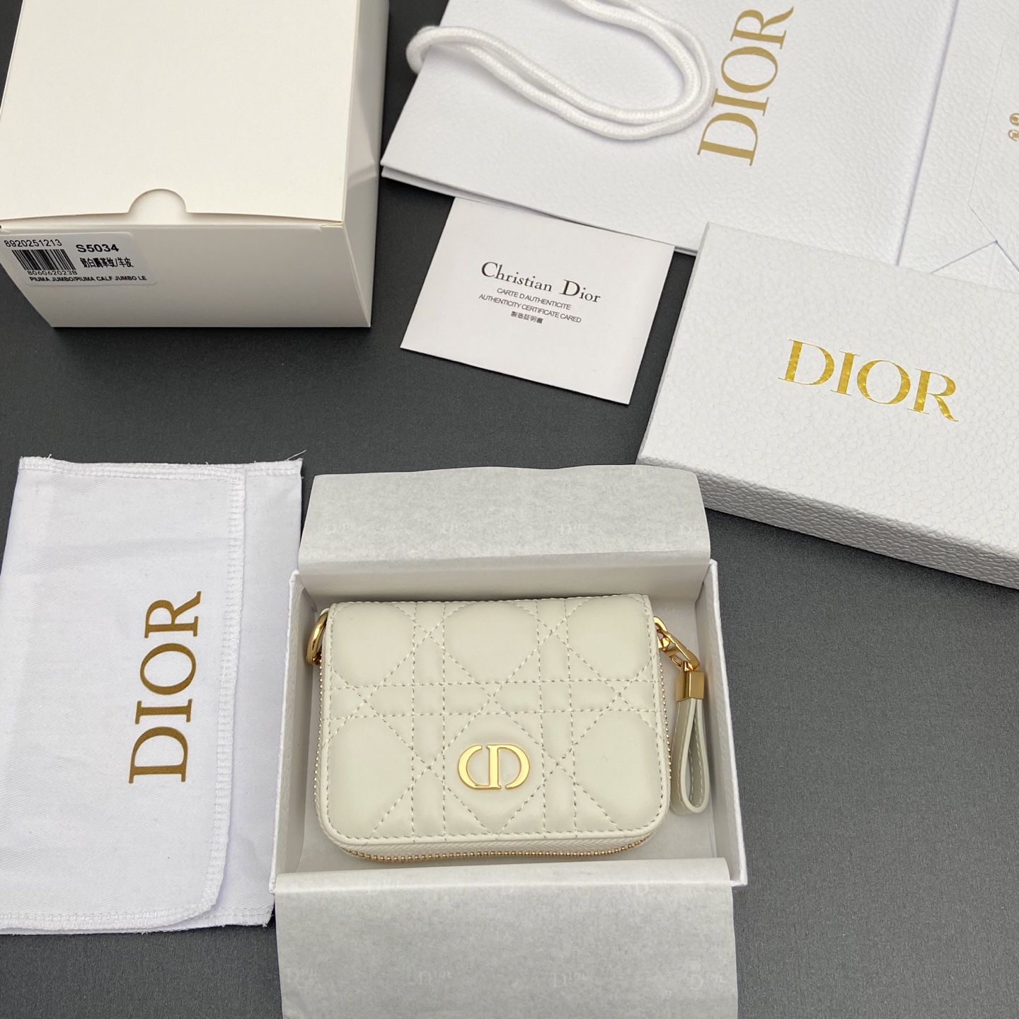 NO:701528,[Jolie Glycine small zipper bag series] is carefully made of soft sheep leather and other materials, decorated with cannage pattern topstitching, and embellished with the brand logo on the front. Small zipper bag, fashionable and exquisite, equipped with 4 card slots, 3 compartments. 1 hardware ring, can hold keys and other accessories, suitable for various occasions. Model S5034 size w11.5×h8.9×d2.5cm, Dior wallet, dior, wallets, sheepskin19860909【Jolie Glycine小拉链包系列】 采用柔软羊皮革等材料精心制作,饰以藤格纹缉面线,正面点缀品牌标志.小号拉链包,时尚精致,设有4个卡糟,3个隔层.1个五金环,可扣钥匙等饰品,适合各种场合. 型号S5034 尺寸w11.5×h8.9×d2.5cm,Dior钱包,dior,wallets,sheepskin,欧美剧