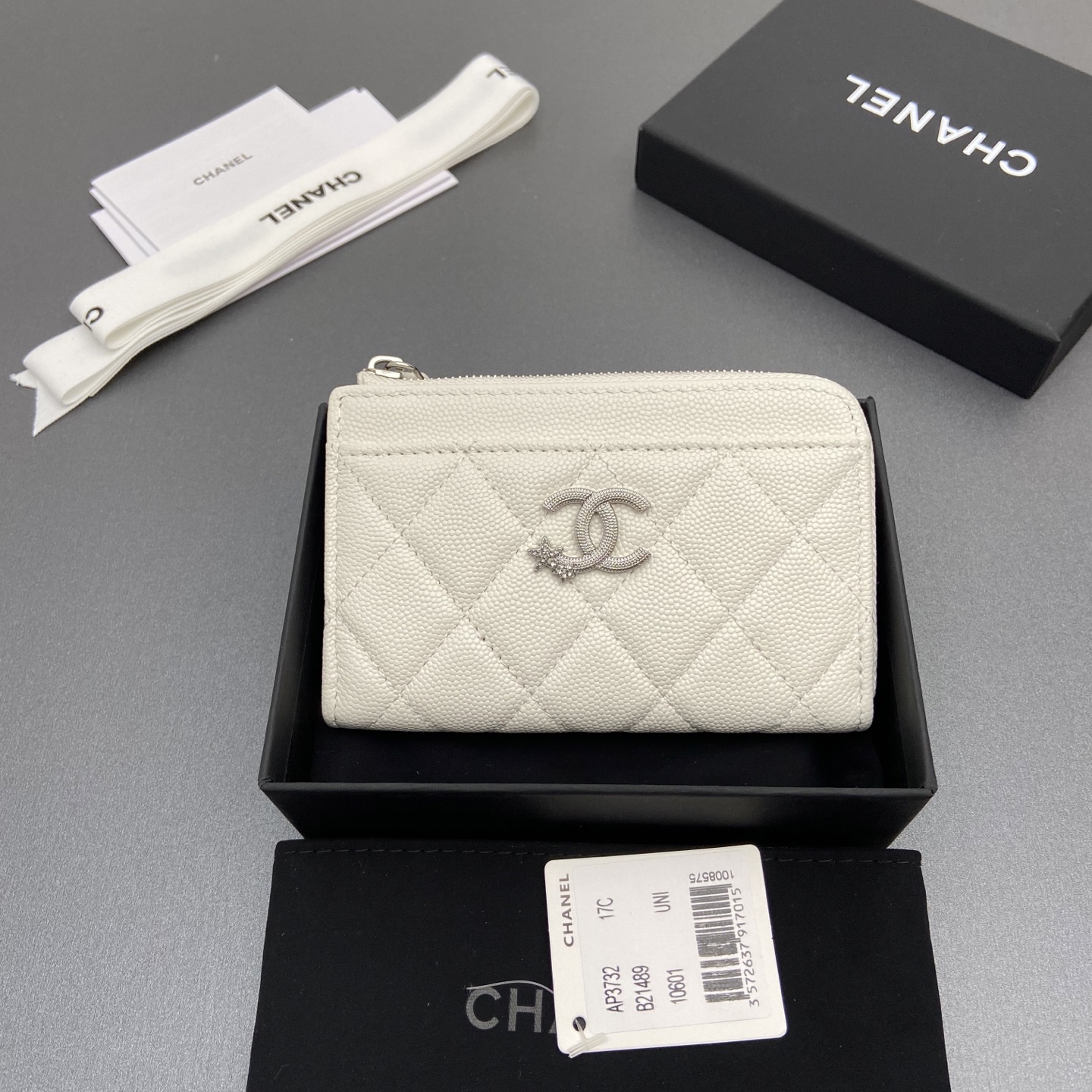 NO:701454,25b new series caviar cowhide with star logo shining brightblibg~zipper bag card bag series 6 card slots, 1 zipper bag Item number: AP 3732 Price 185 Size: w13×h8.5×d2cm Color: white fine ball pattern silver star hardware, chanel wallet, chanel, wallets, cowhide1986090925b新款係列魚子醬牛皮搭配星星logo閃亮亮blingblibg~拉鏈包卡包係列 6個卡糟,1個拉鏈袋 货号:AP 3732 价格185 尺寸:w13×h8.5×d2cm 颜色:白色細球紋銀色星星五金,chanel钱包,chanel,wallets,cowhide,欧美剧