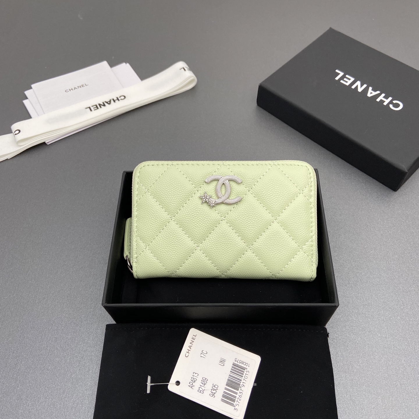 NO:701442,25b new series caviar cowhide with star logo shining brightblibg~zipper bag card holder series item number: AP 4813 price 190 size: w13×h8.5×d2cm color: light green fine ball pattern silver star hardware, chanel wallet, chanel, wallets, cowhide1986090925b新款係列魚子醬牛皮搭配星星logo閃亮亮blingblibg~拉鏈包卡包係列 货号:AP 4813 价格190 尺寸:w13×h8.5×d2cm 颜色:淺綠細球紋銀色星星五金,chanel钱包,chanel,wallets,cowhide,欧美剧