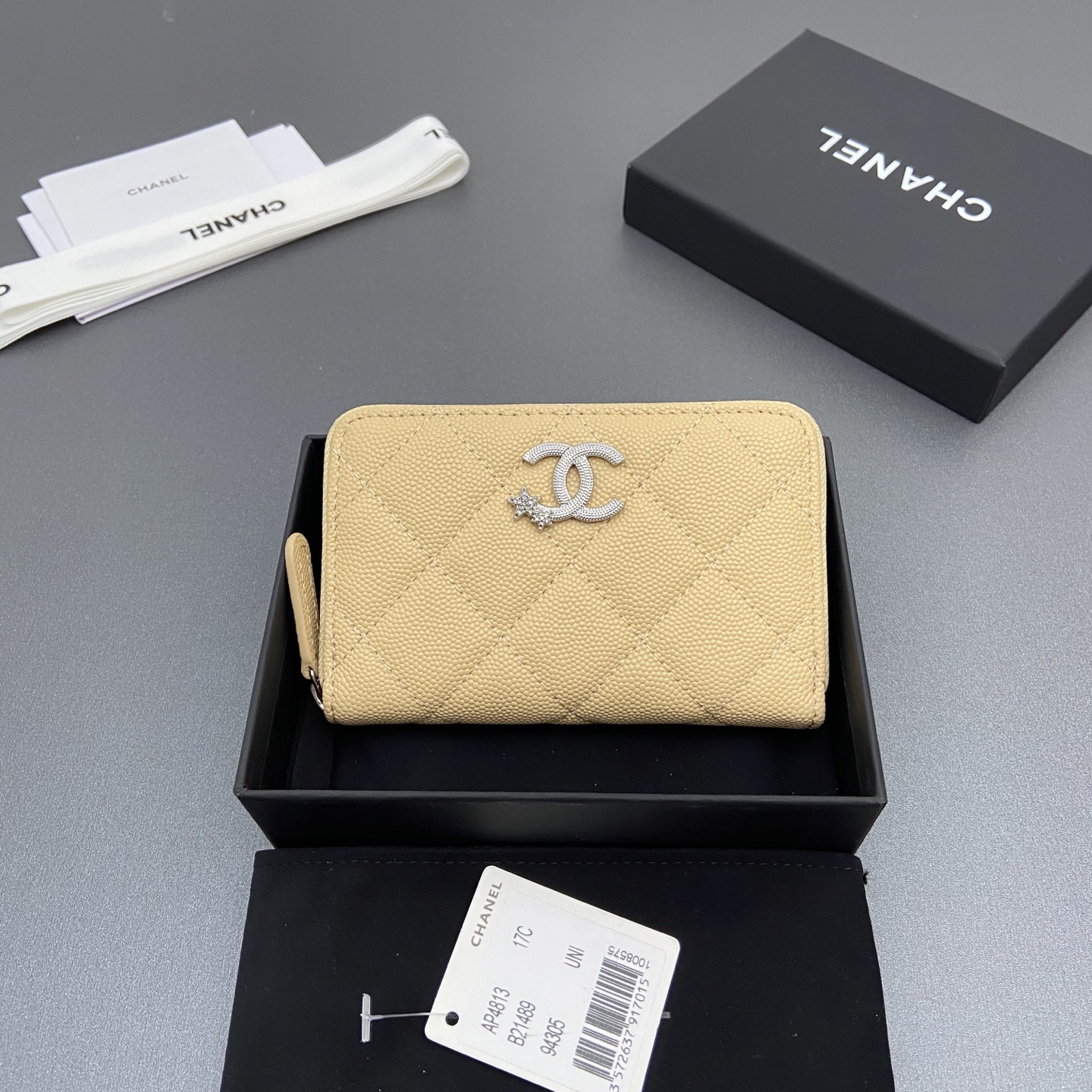 NO:701444,25b new series caviar cowhide with star logo shining brightblibg~zipper bag card bag series 6 card slots, 1 zipper bag Item number: AP 4813 Price 185 Size: w13×h8.5×d2cm Color: apricot fine ball pattern silver star hardware, chanel wallet, chanel, wallets, cowhide1986090925b新款係列魚子醬牛皮搭配星星logo閃亮亮blingblibg~拉鏈包卡包係列 6個卡糟,1個拉鏈袋 货号:AP 4813 价格185 尺寸:w13×h8.5×d2cm 颜色:杏色細球紋銀色星星五金,chanel钱包,chanel,wallets,cowhide,欧美剧
