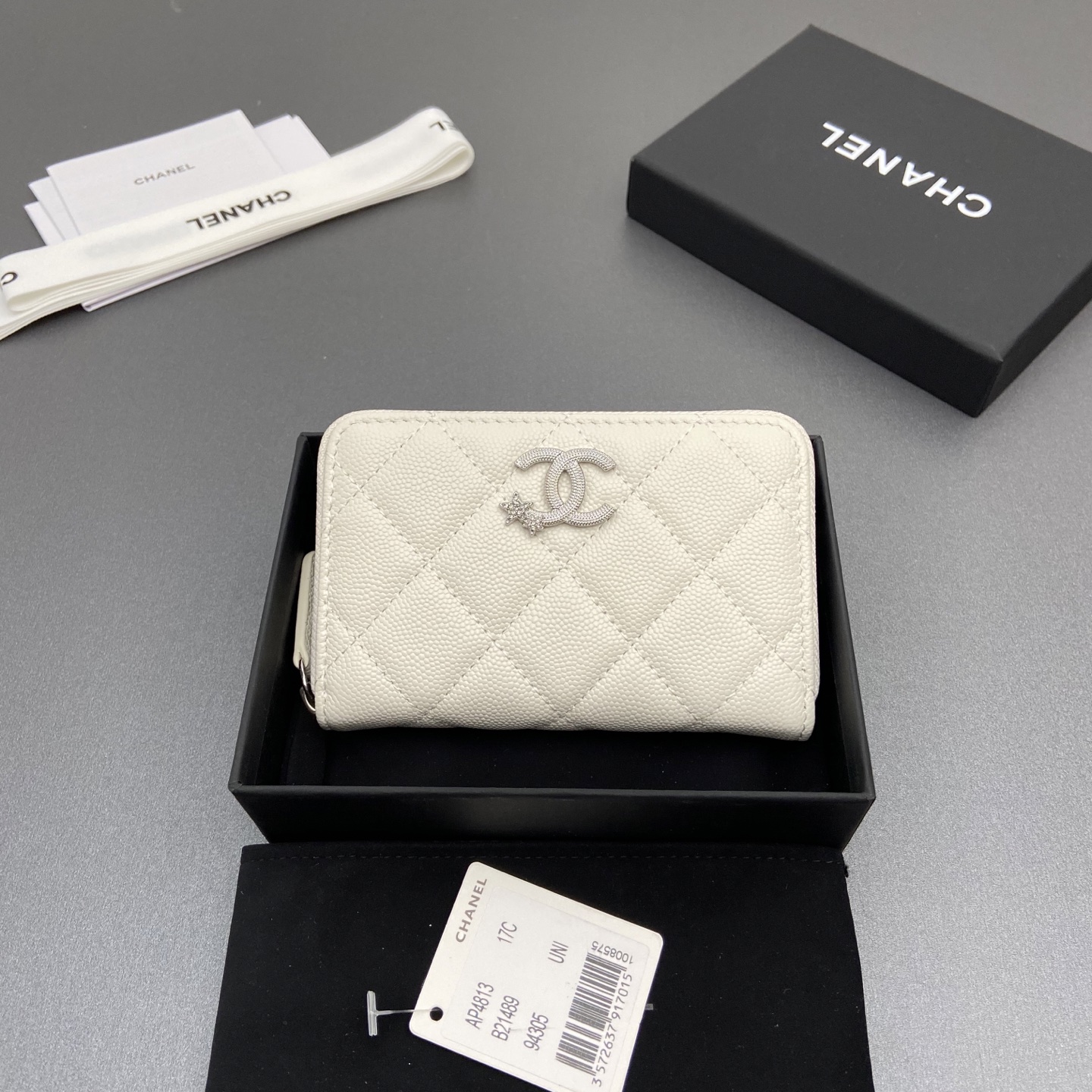 NO:701455,25b new series caviar cowhide with star logo shining brightblibg~zipper bag card bag series 6 card slots, 1 zipper bag Item number: AP 4813 Price 185 Size: w13×h8.5×d2cm Color: white fine ball pattern silver star hardware, chanel wallet, chanel, wallets, cowhide1986090925b新款係列魚子醬牛皮搭配星星logo閃亮亮blingblibg~拉鏈包卡包係列 6個卡糟,1個拉鏈袋 货号:AP 4813 价格185 尺寸:w13×h8.5×d2cm 颜色:白色細球紋銀色星星五金,chanel钱包,chanel,wallets,cowhide,欧美剧