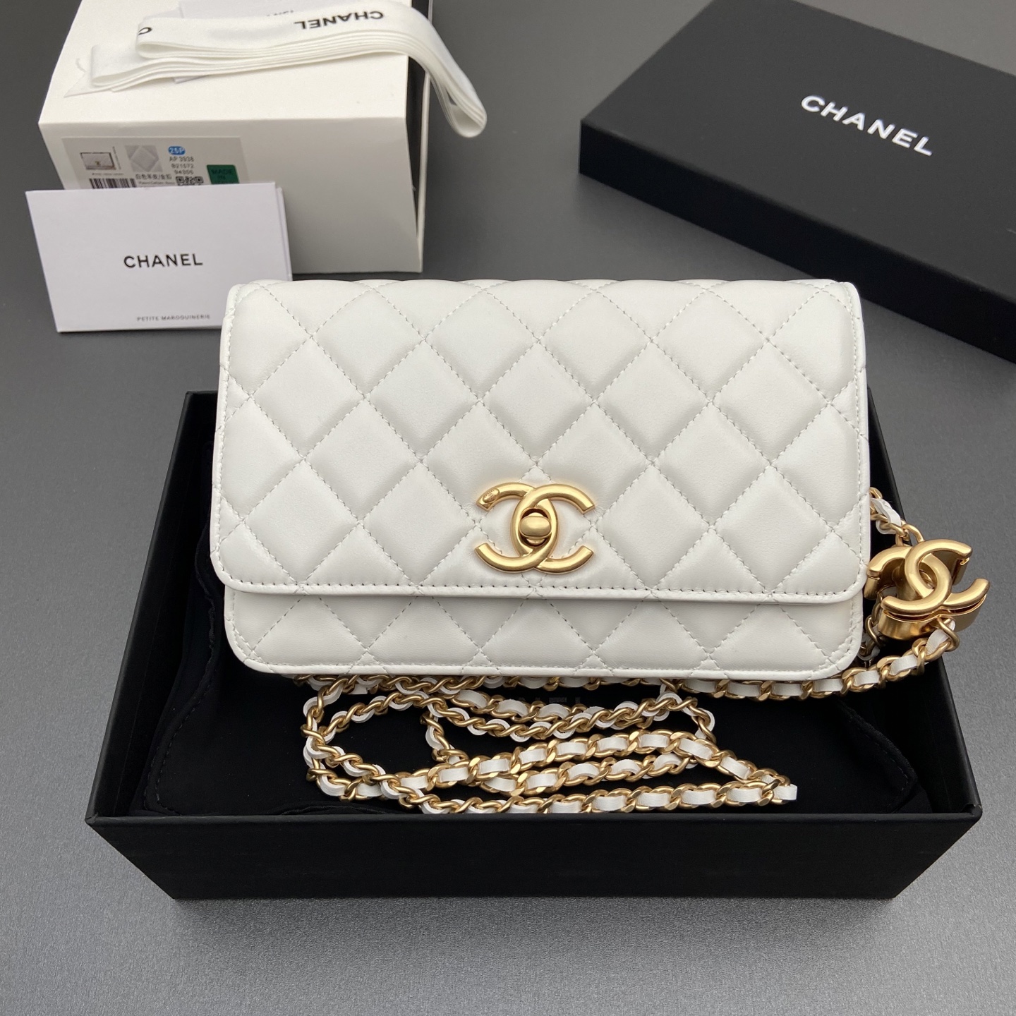 NO:713826,Xiaoxiang imported Italian lambskin 25Bwoc double C snap button adjustable chain, fashionable and classic but not outdated Item number: A Price: Size: w19×h12×d4.5cm Color: white sheepskin gold hardware, chanel wallet, chanel, wallets, sheepskin19860909小香进口意大利小羊皮 25Bwoc雙C按扣可調節鏈條,時尚經典不過時 货号:A 价格: 尺寸:w19×h12×d4.5cm 颜色:白色羊皮金色五金,chanel钱包,chanel,wallets,sheepskin,欧美剧