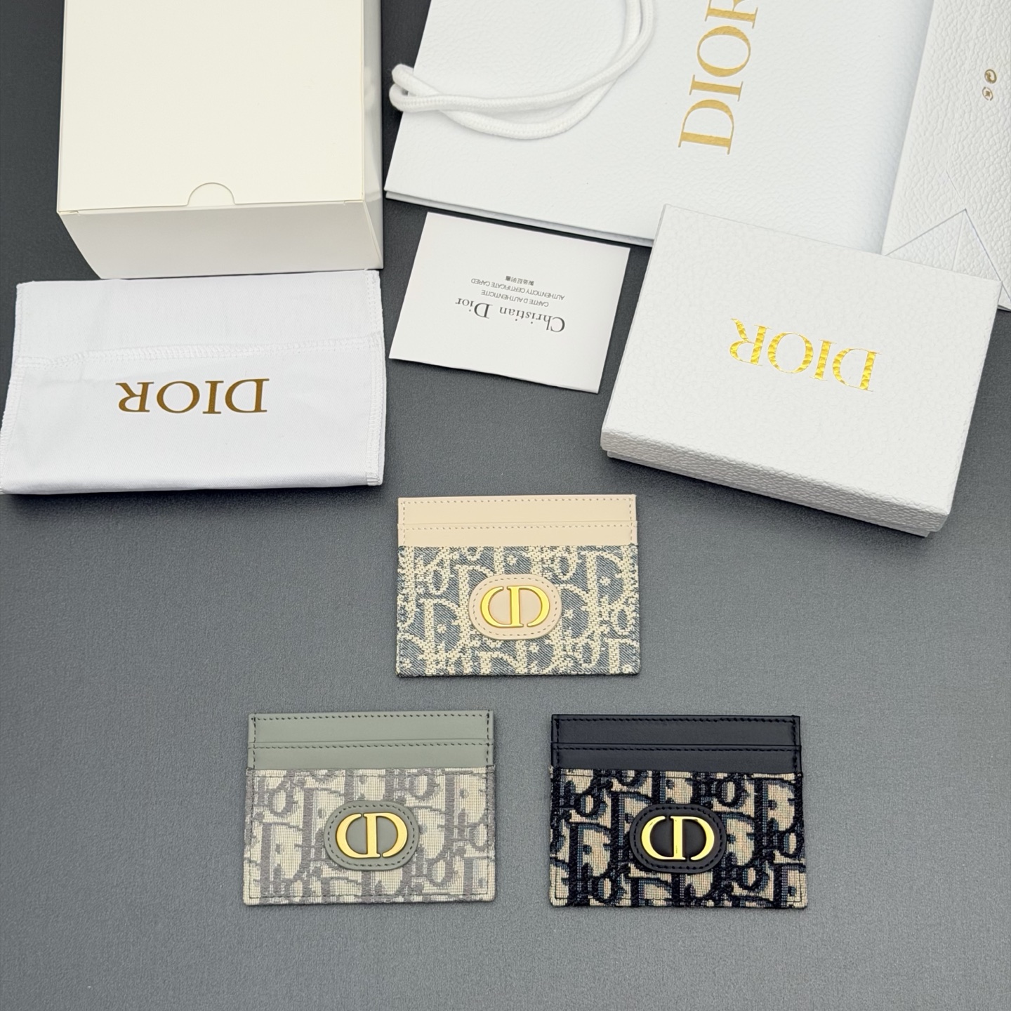 NO:701556,[30 Montaigne Freesia Card Holder Series] Carefully made of Denim Oblique jacquard fabric and other materials. The front is embellished with the brand logo. Elegant and refined, with five card slots, suitable for various occasions. Model S2152 size w10.5×h8×0.5cm, Dior wallet, dior, wallets19860909【30 Montaigne Freesia卡夹系列】 采用Denim Oblique 提花面料等材質精心製作.正面点缀品牌标志.高雅精致,设有五个卡糟,适合各种场合. 型号S2152 尺寸w10.5×h8×0.5cm,Dior钱包,dior,wallets,欧美剧