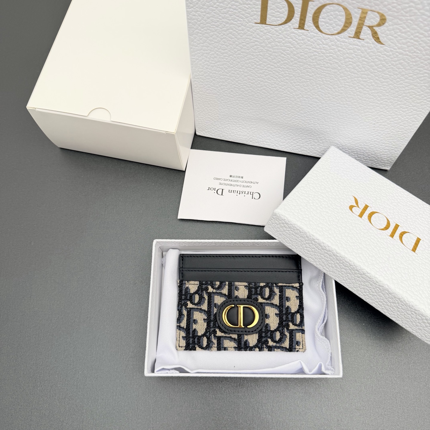 NO:763652,[30 Montaigne Freesia Card Holder Series] Carefully made of Denim Oblique jacquard fabric and other materials. The front is embellished with the brand logo. Elegant and refined, with five card slots, suitable for various occasions. Model S2152 size w10.5×h8×0.5cm, Dior wallet, dior, wallets19860909【30 Montaigne Freesia卡夹系列】 采用Denim Oblique 提花面料等材質精心製作.正面点缀品牌标志.高雅精致,设有五个卡糟,适合各种场合. 型号S2152 尺寸w10.5×h8×0.5cm,Dior钱包,dior,wallets,欧美剧