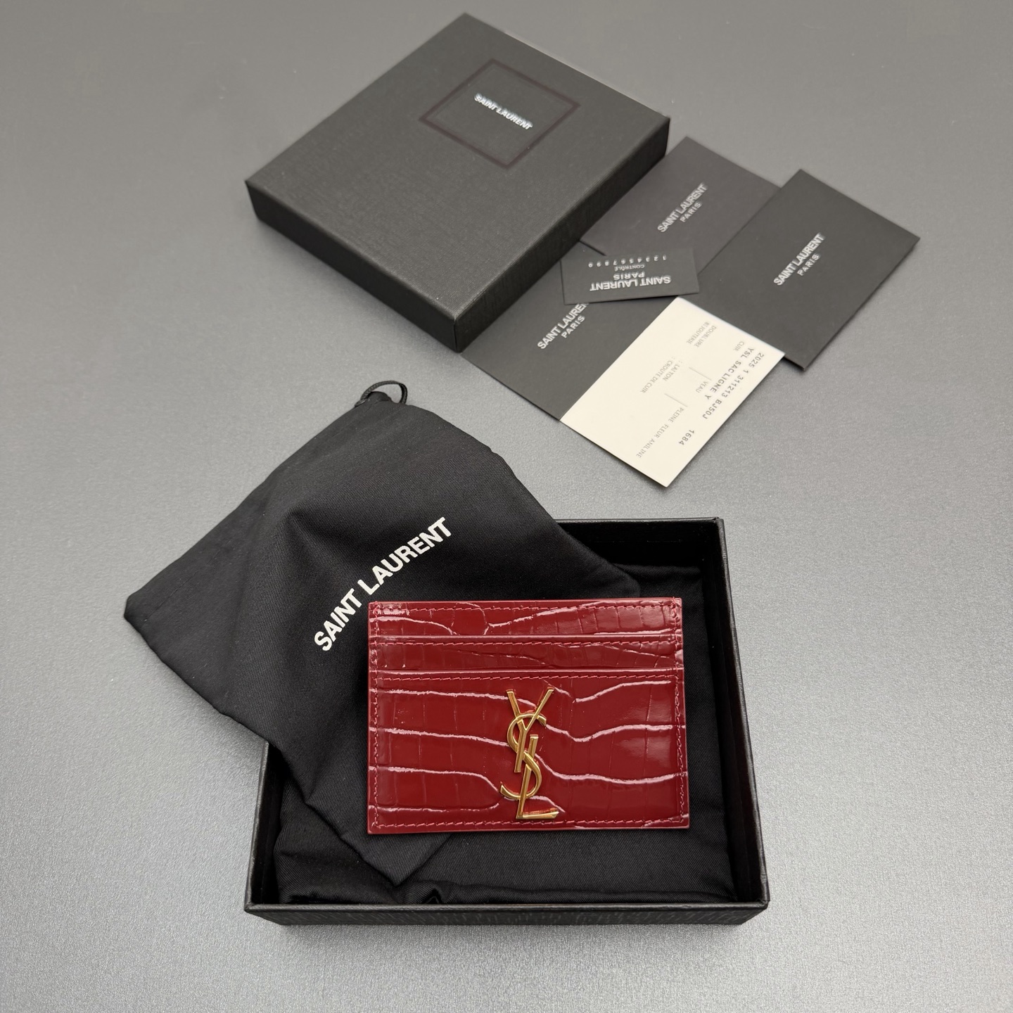 NO:688406,[Premium hardware original leather] LAURENT crocodile pattern embossed glossy leather card holder decorated with classic iconic logo gold tone metal hardware. 5 card slots No.: 423291 maroon crocodile pattern/gold buckle Size: w10.5×h7.5cm, saint laurent wallet, saint laurent, wallets19860909【特级五金原厂皮】 LAURENT鳄鱼纹压印亮面皮革卡包 饰有经典标志性logo 金色調金屬五金. 5個卡片槽 编号:423291枣红鳄鱼纹/金扣 尺寸:w10.5×h7.5cm,圣罗兰钱包,saint laurent,wallets,Bag