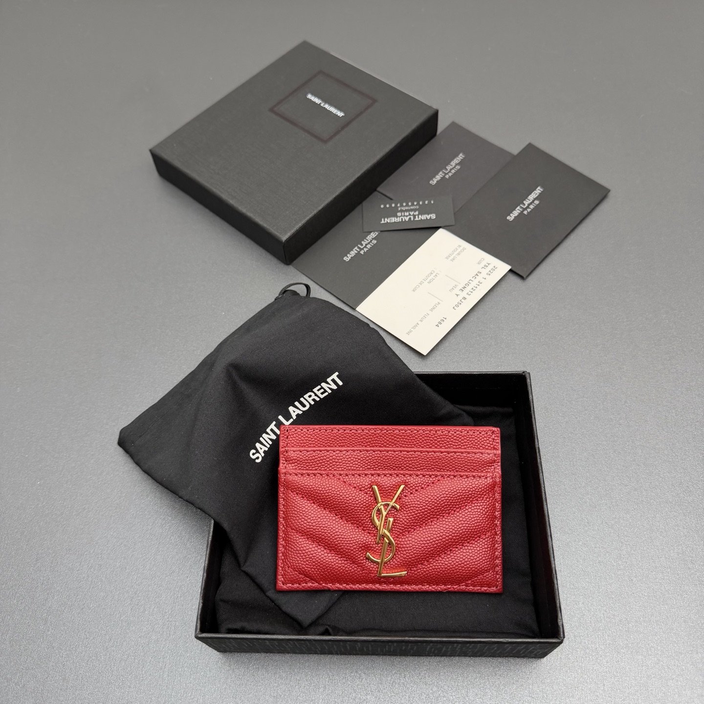 NO:688405,[Premium hardware original leather] MATELASSE grained embossed genuine leather card bag decorated with metal logo letters and quilted overlocks. Gold tone metal hardware. 5 card slots. No.: 423291 red ball pattern/gold buckle. Size: w10.5×h7.5cm, saint laurent wallet, saint laurent, wallets19860909【特级五金原厂皮】 MATELASSE粒面压花真皮卡包 饰以金属logo字母标志和绗缝包缝 金色调金属五金. 5個卡片槽 编号:423291红色球纹/金扣 尺寸:w10.5×h7.5cm,圣罗兰钱包,saint laurent,wallets,Bag