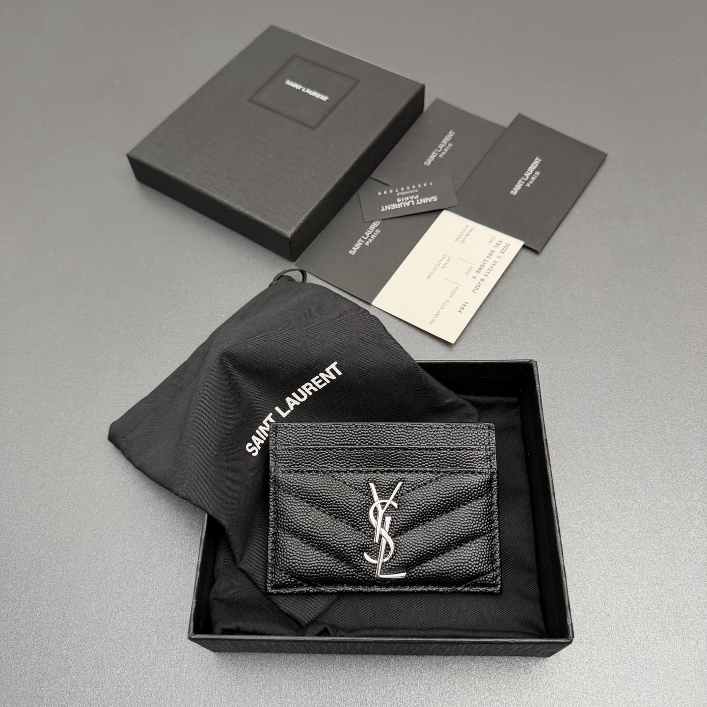 NO:688410,[Premium hardware original leather] MATELASSE grained embossed genuine leather card bag, decorated with metal logo letters and quilted overlock, silver tone metal hardware. 5 card slots No.: 423291 black ball pattern/silver buckle Size: w10.5×h7.5cm, saint laurent wallet, saint laurent, wallets19860909【特级五金原厂皮】 MATELASSE粒面压花真皮卡包 饰以金属logo字母标志和绗缝包缝 银色调金属五金. 5個卡片槽 编号:423291黑色球纹/银扣 尺寸:w10.5×h7.5cm,圣罗兰钱包,saint laurent,wallets,Bag