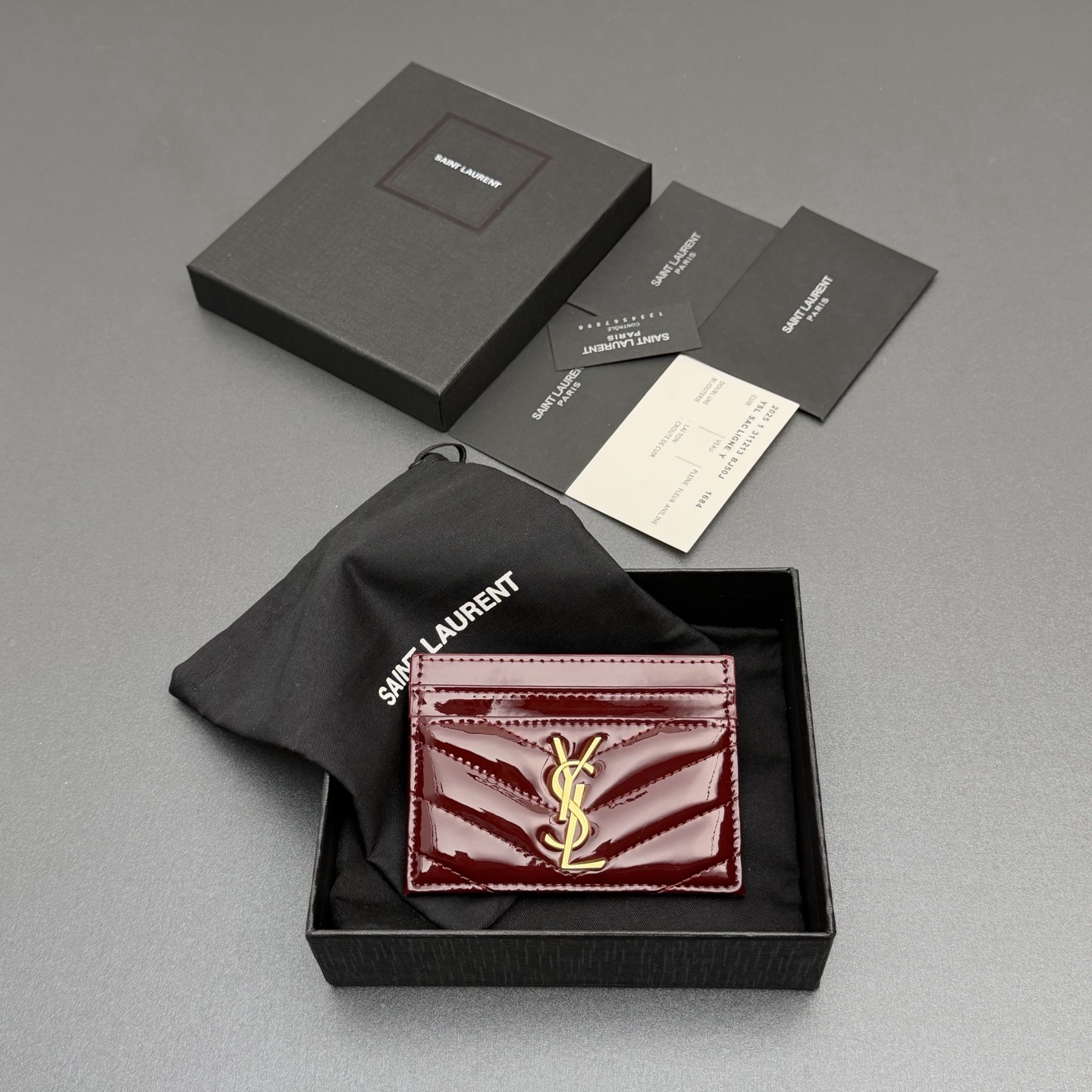 NO:688414,[Premium hardware original leather] MATELASSE bright leather card holder decorated with LE CASSANDRE and eye-catching quilting, classic iconic logo gold tone metal hardware. 5 card slots No.: 423291 Maroon patent leather/gold buckle Size: w10.5×h7.5cm, Saint Laurent wallet, saint laurent, wallets19860909【特级五金原厂皮】 MATELASSE亮皮革卡包 饰以LE CASSANDRE和醒目绗缝,经典标志性logo 金色调金属五金. 5个卡片槽 编号:423291 枣红漆皮/金扣 尺寸:w10.5×h7.5cm,圣罗兰钱包,saint laurent,wallets,Bag
