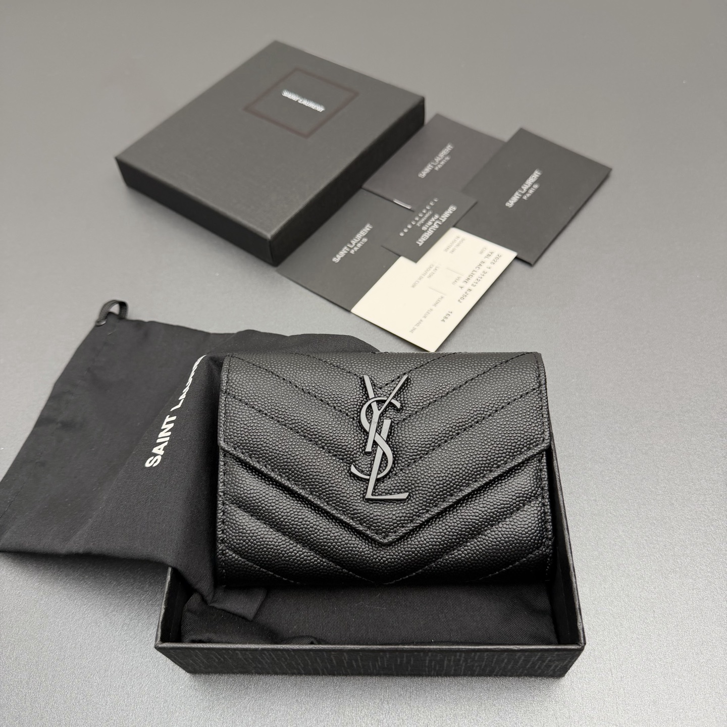 NO:688422,[Premium Hardware Original Leather] MATELASSE Short Grain Embossed Leather Envelope Wallet Flip Wallet, Quilted Surface Stitching with Signature Metal Logo Black Gunmetal Metal Hardware 4 Card Slots and 1 Open Compartment Locking Front Seal and External Rear Compartment Bag Number: 414404 Black Ball Pattern/Black Buckle Size: w13.5×h9.5×d3cm, Yves Saint Laurent Wallet, Saint laurent,wallets19860909【特级五金原厂皮】MATELASSE短款粒面壓印皮革信封錢包 翻盖钱包,絎縫面缝线迹配以標志性金屬標志 黑枪調金屬五金 4個卡糟及1個開放式隔層 鎖扣前封口及外後隔層袋 编号:414404黑色球纹/黑扣 尺寸:w13.5×h9.5×d3cm,圣罗兰钱包,saint laurent,wallets,Bag